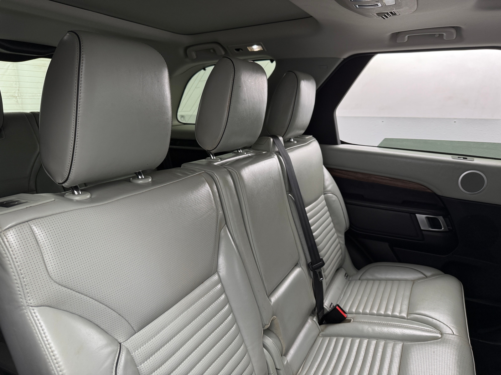 Thumbnail: 2020 Land Rover Discovery - 5