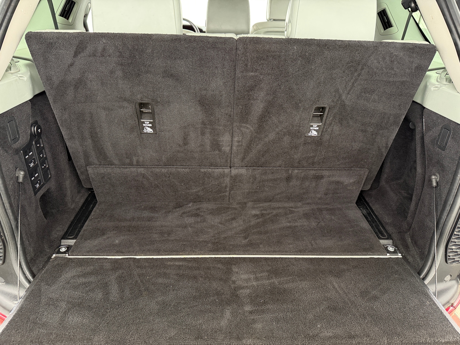 Thumbnail: 2020 Land Rover Discovery - 6