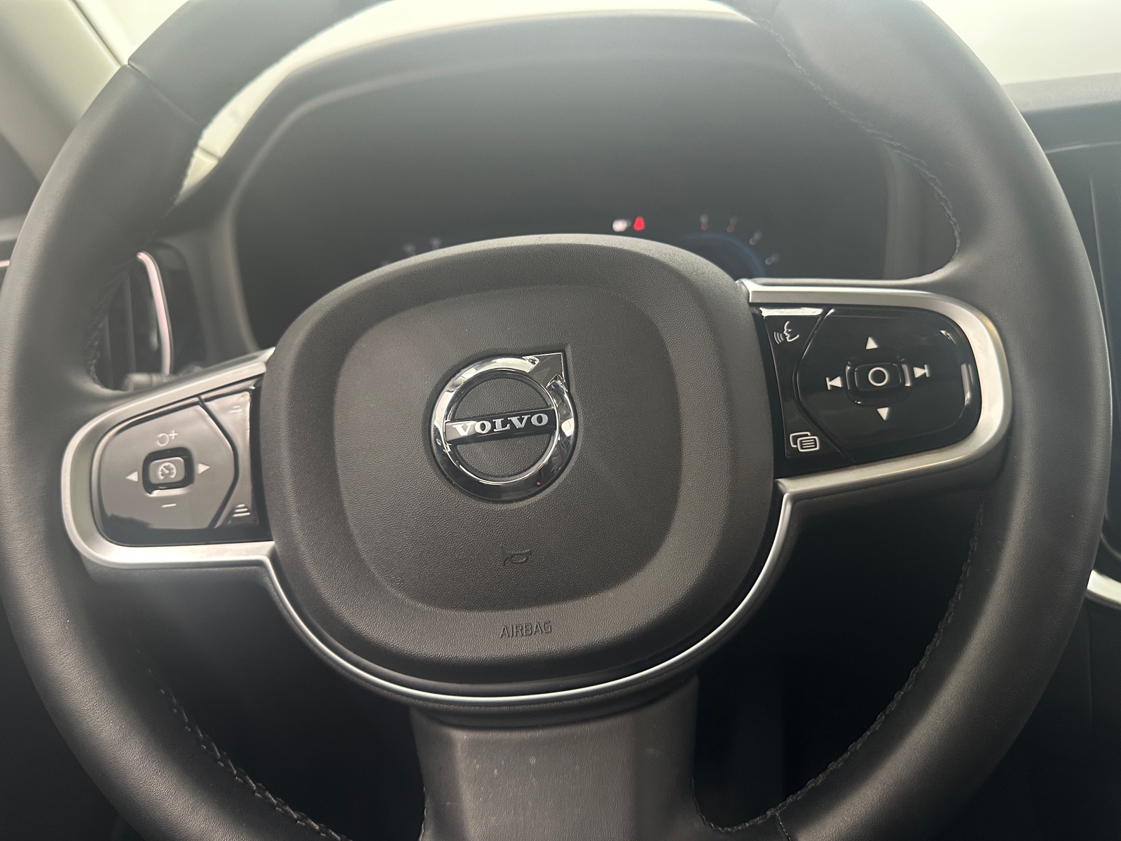 Thumbnail: 2025 Volvo V60 - 4