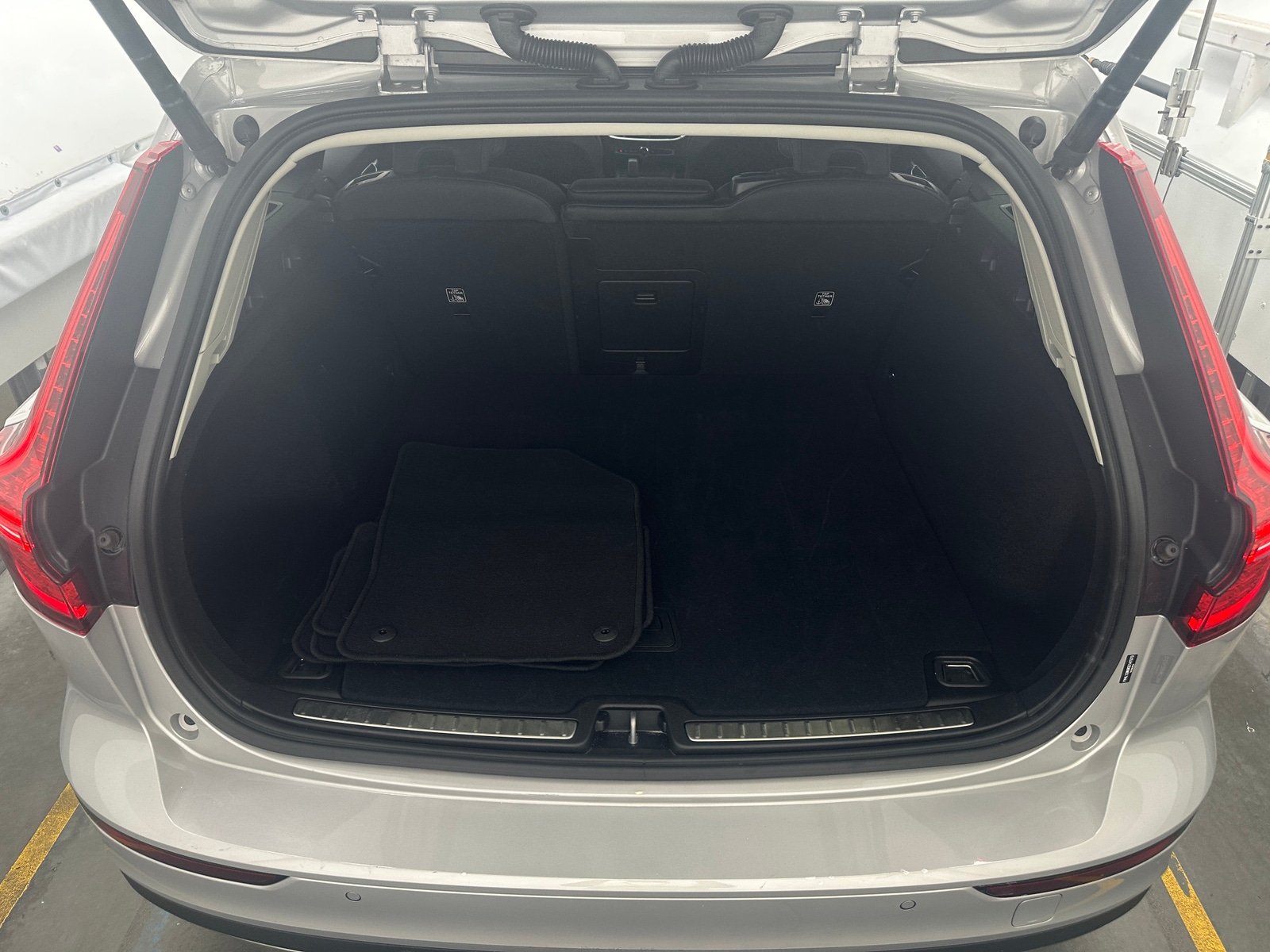 Thumbnail: 2025 Volvo V60 - 6