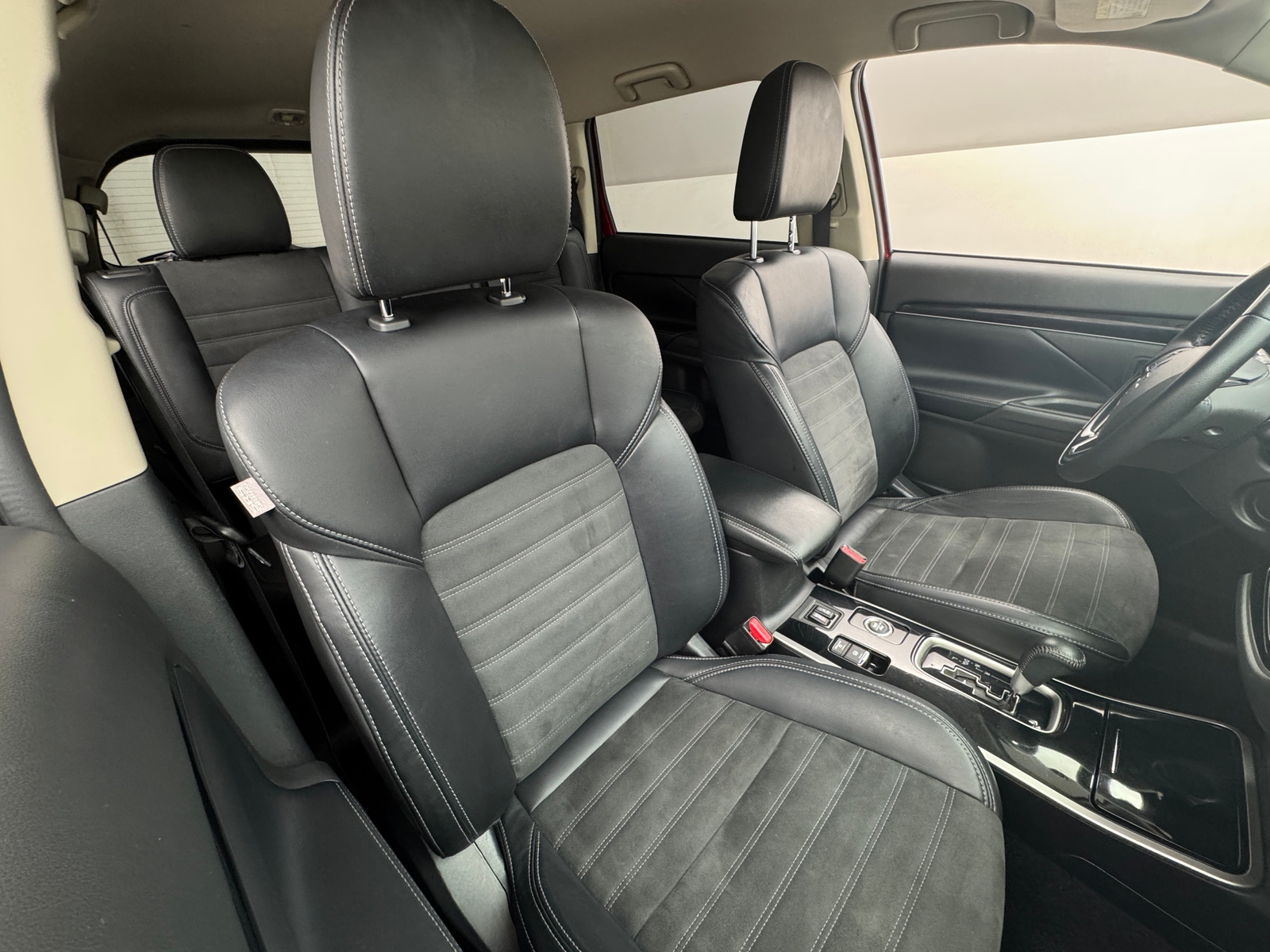 Thumbnail: 2019 Mitsubishi Outlander - 2