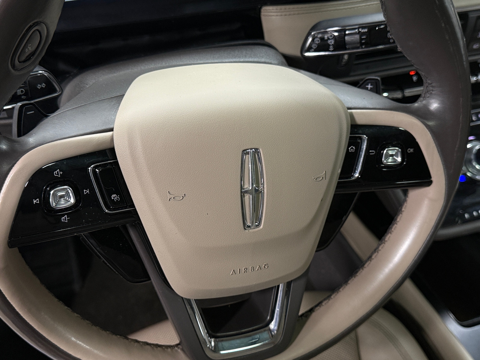 Thumbnail: 2020 Lincoln Corsair - 4