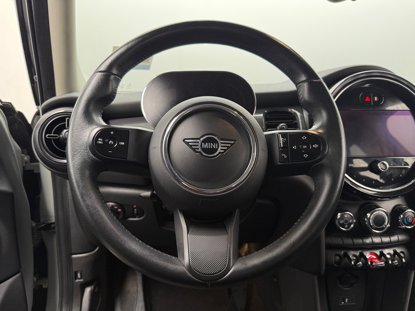 Thumbnail: 2022 MINI Cooper Hardtop - 4