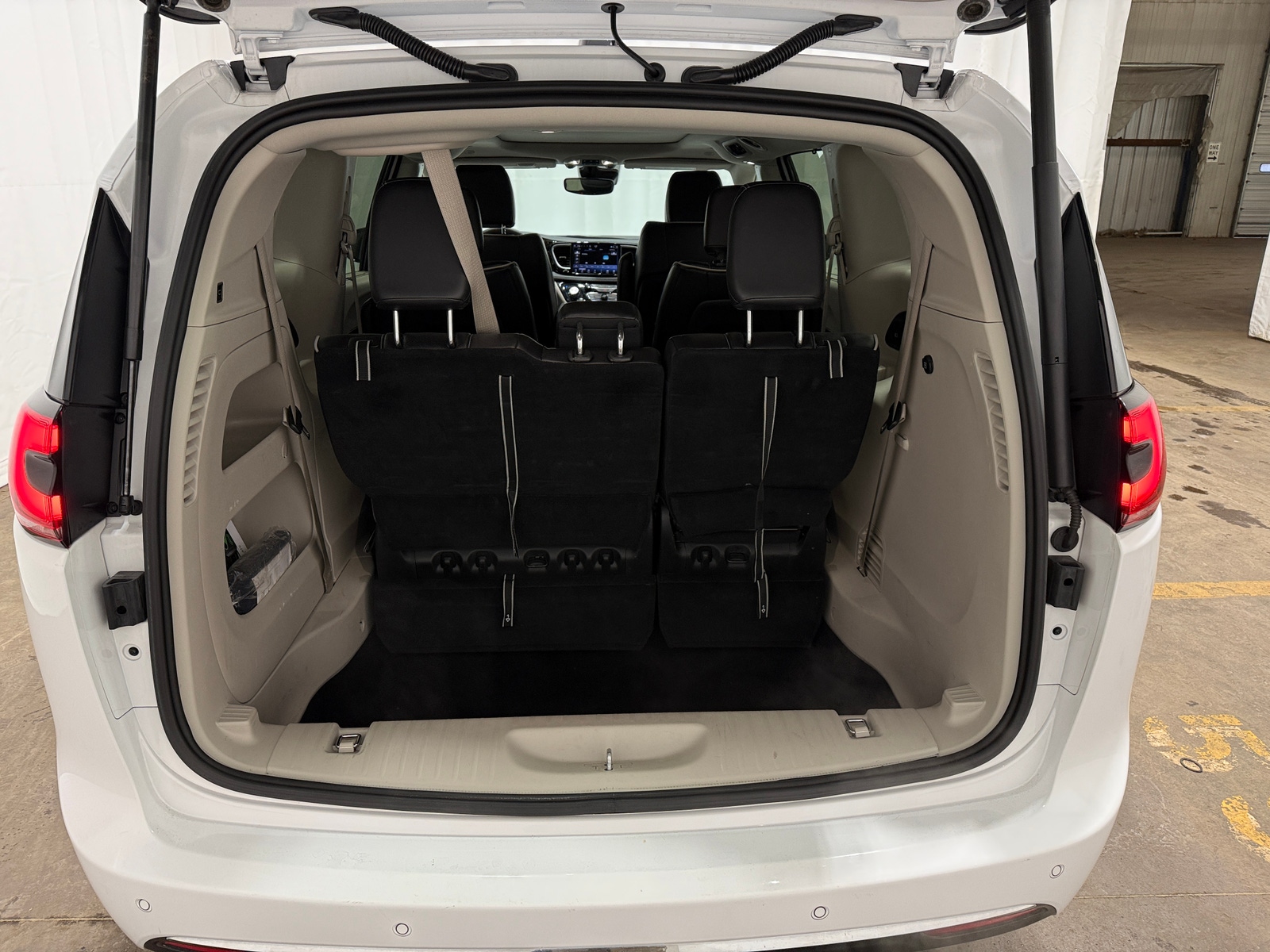 Thumbnail: 2024 Chrysler Pacifica - 6