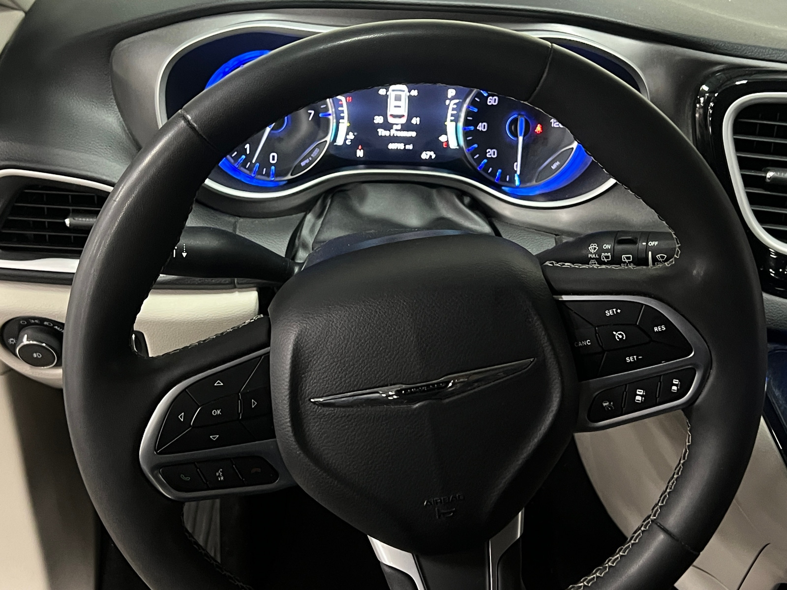 Thumbnail: 2023 Chrysler Pacifica - 4