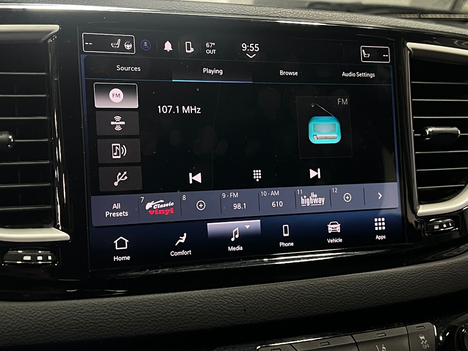 Thumbnail: 2023 Chrysler Pacifica - 3