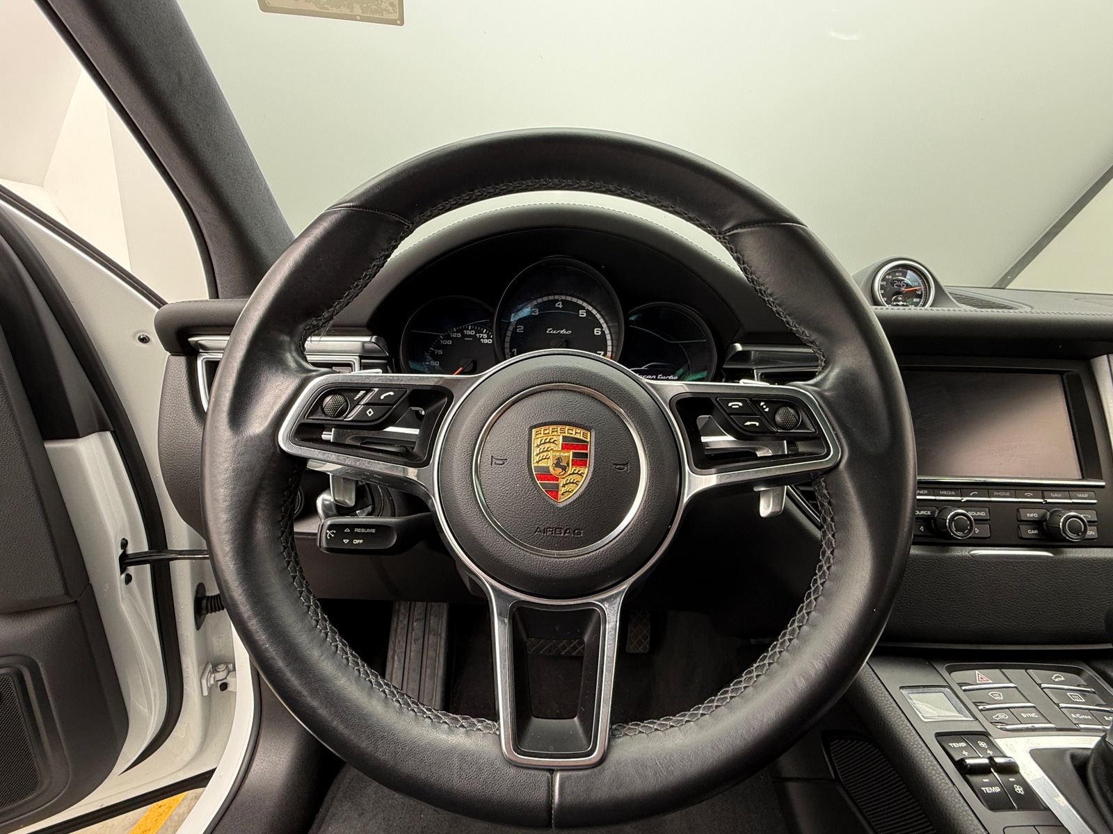 Thumbnail: 2015 Porsche Macan - 4