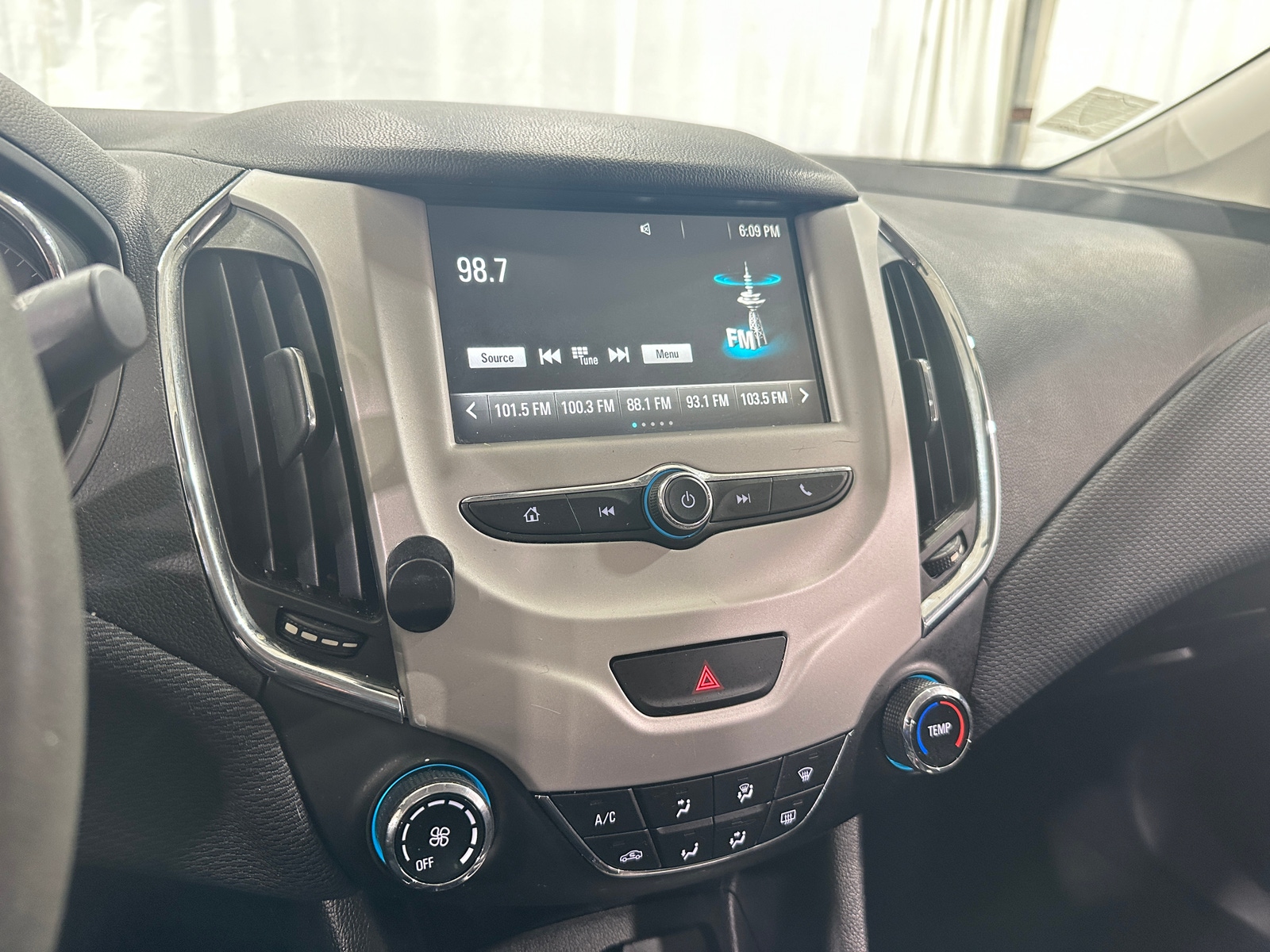 Thumbnail: 2017 Chevrolet Cruze - 4