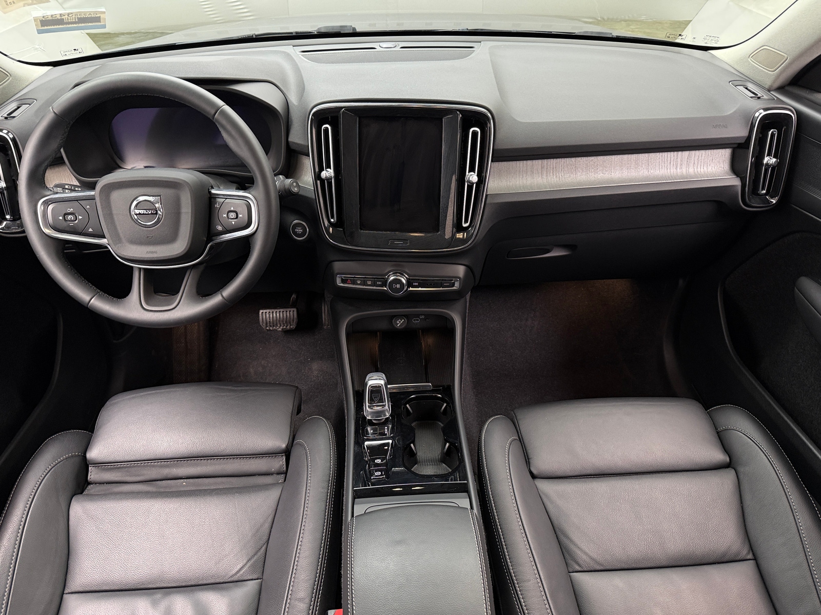 Thumbnail: 2024 Volvo XC40 - 2