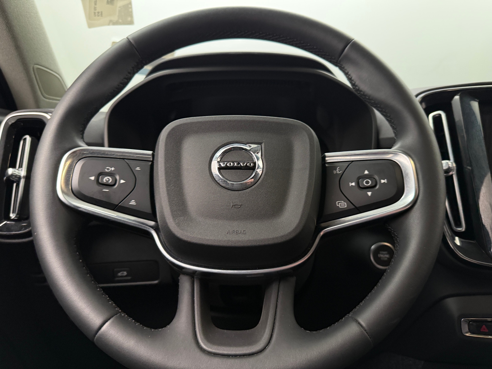 Thumbnail: 2024 Volvo XC40 - 4