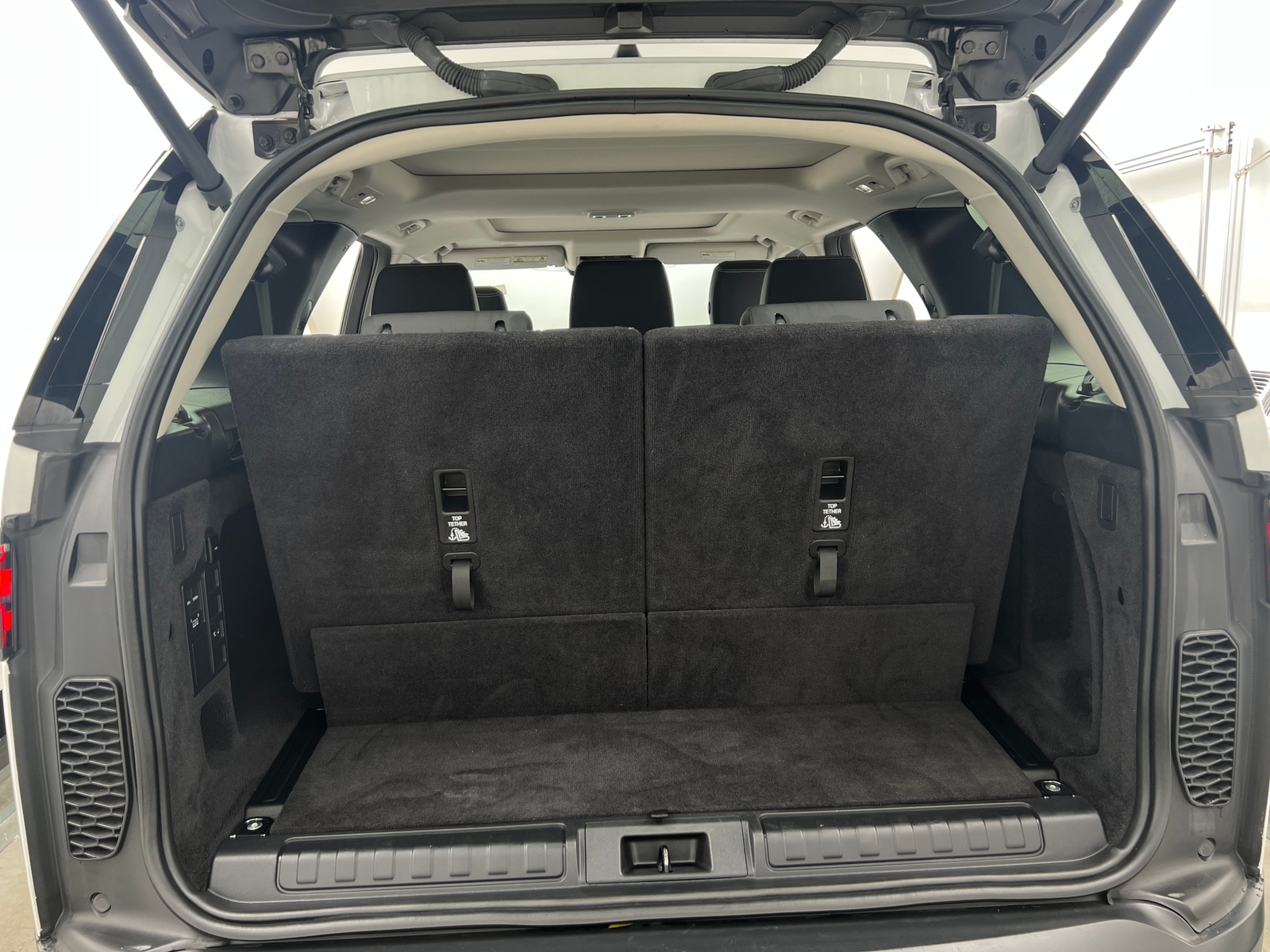 Thumbnail: 2022 Land Rover Discovery - 6