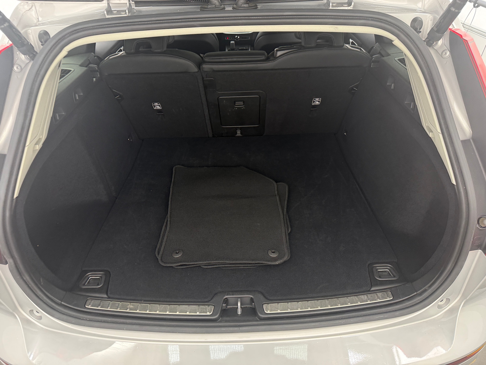 Thumbnail: 2025 Volvo V60 - 6