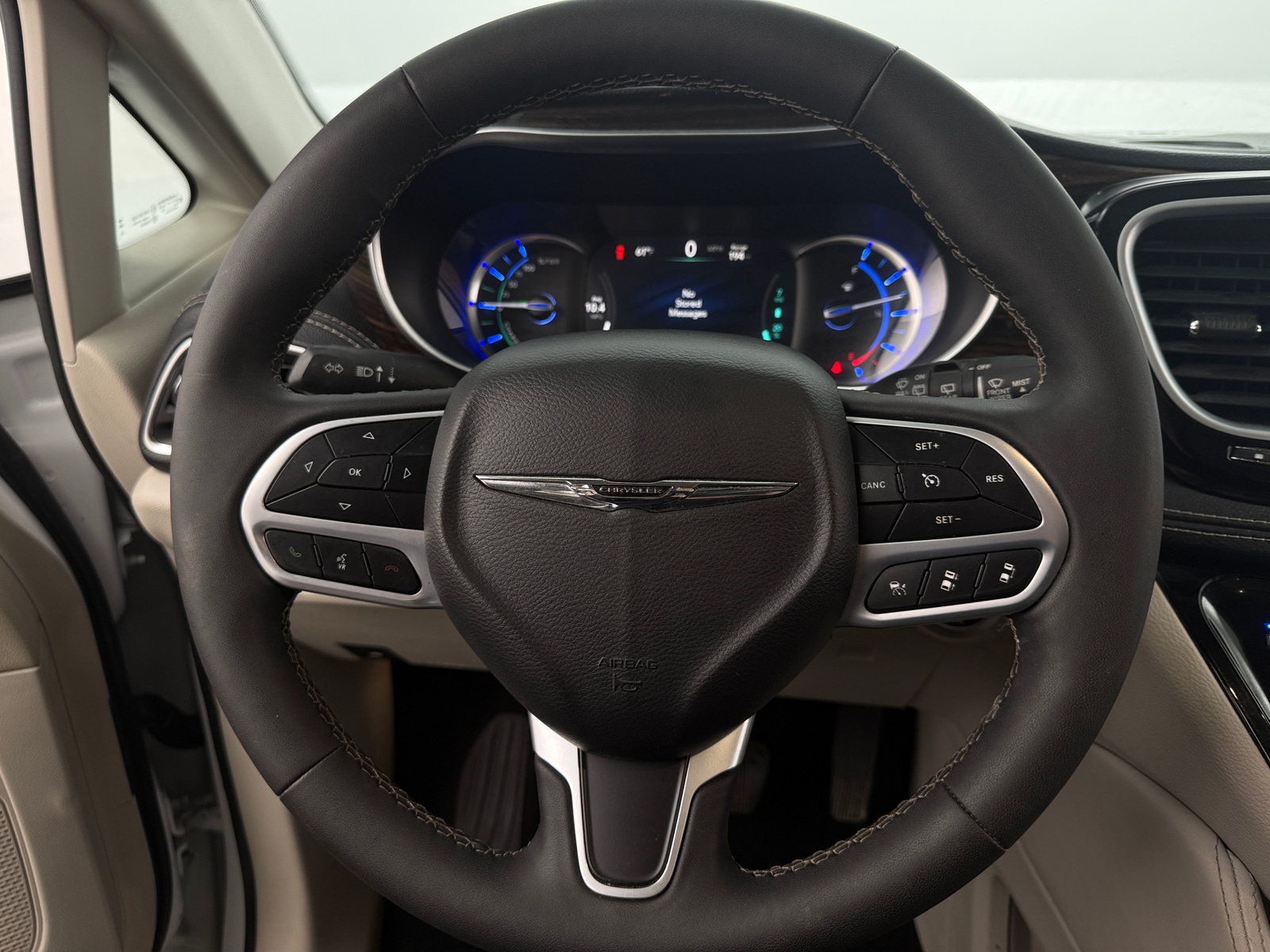 Thumbnail: 2023 Chrysler Pacifica - 4