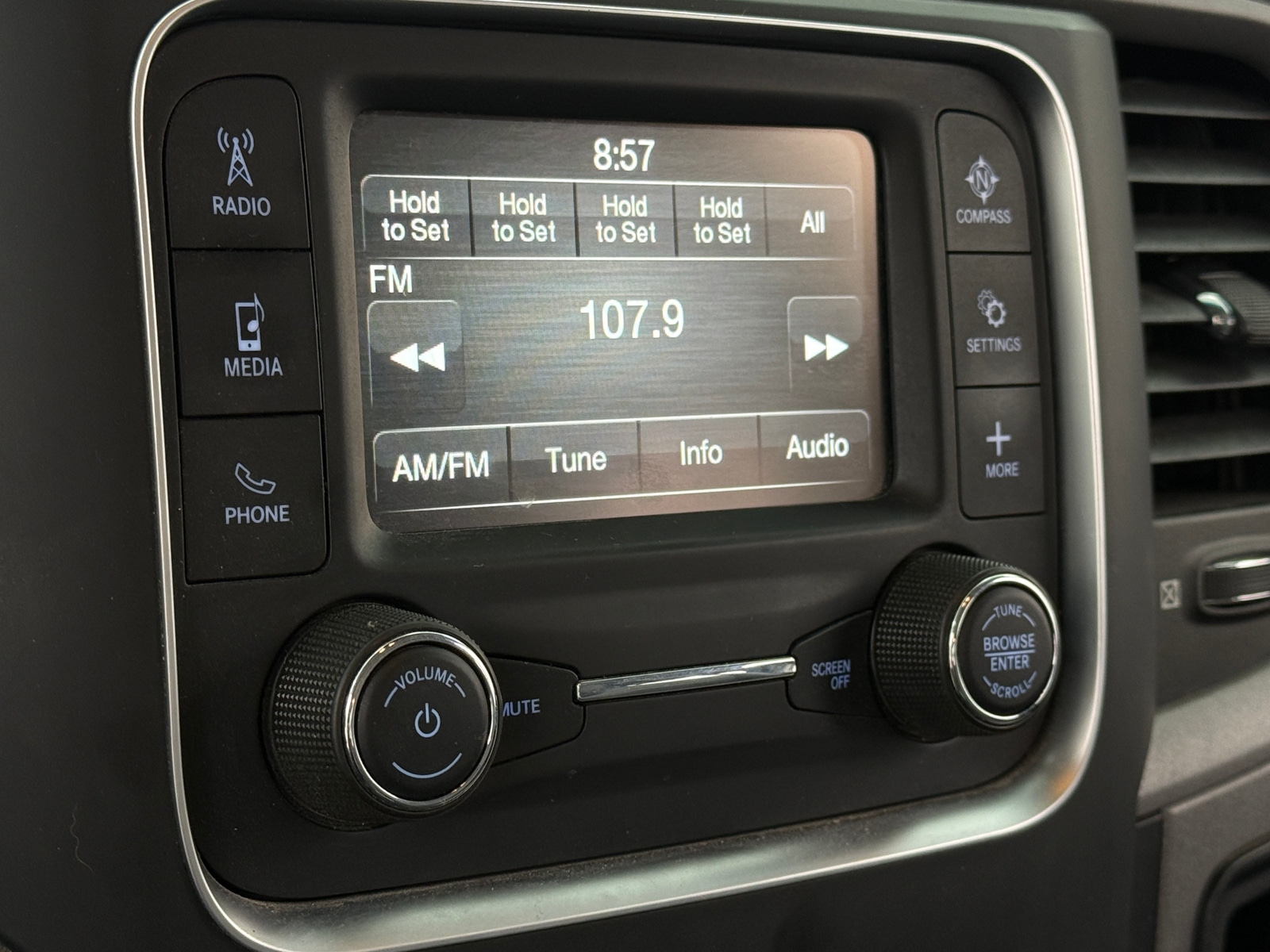 Thumbnail: 2021 RAM 1500 Classic - 4