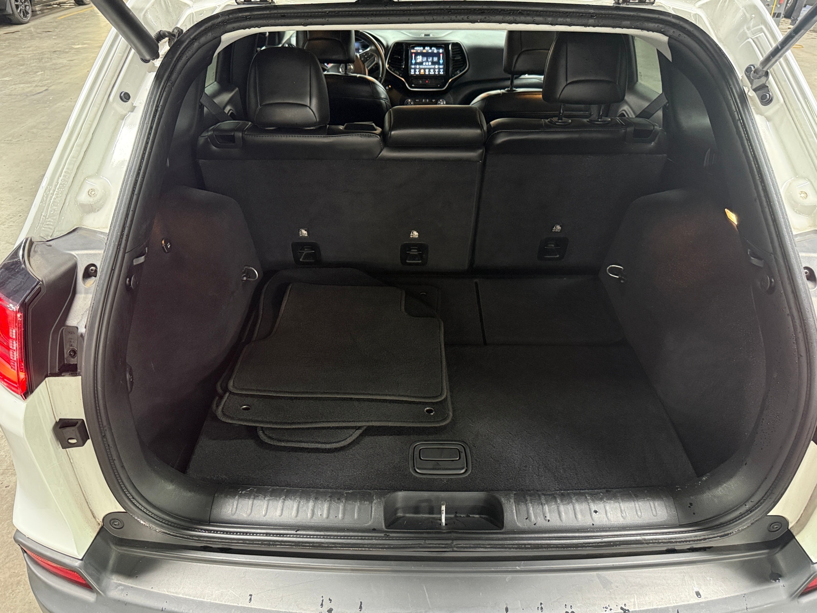 Thumbnail: 2019 Jeep Cherokee - 6