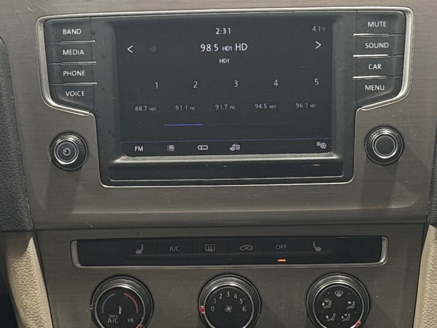 Thumbnail: 2017 Volkswagen e-Golf - 3