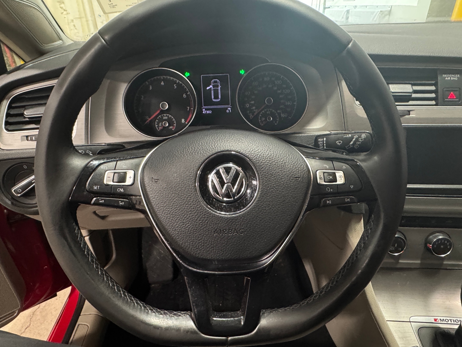 Thumbnail: 2017 Volkswagen e-Golf - 5