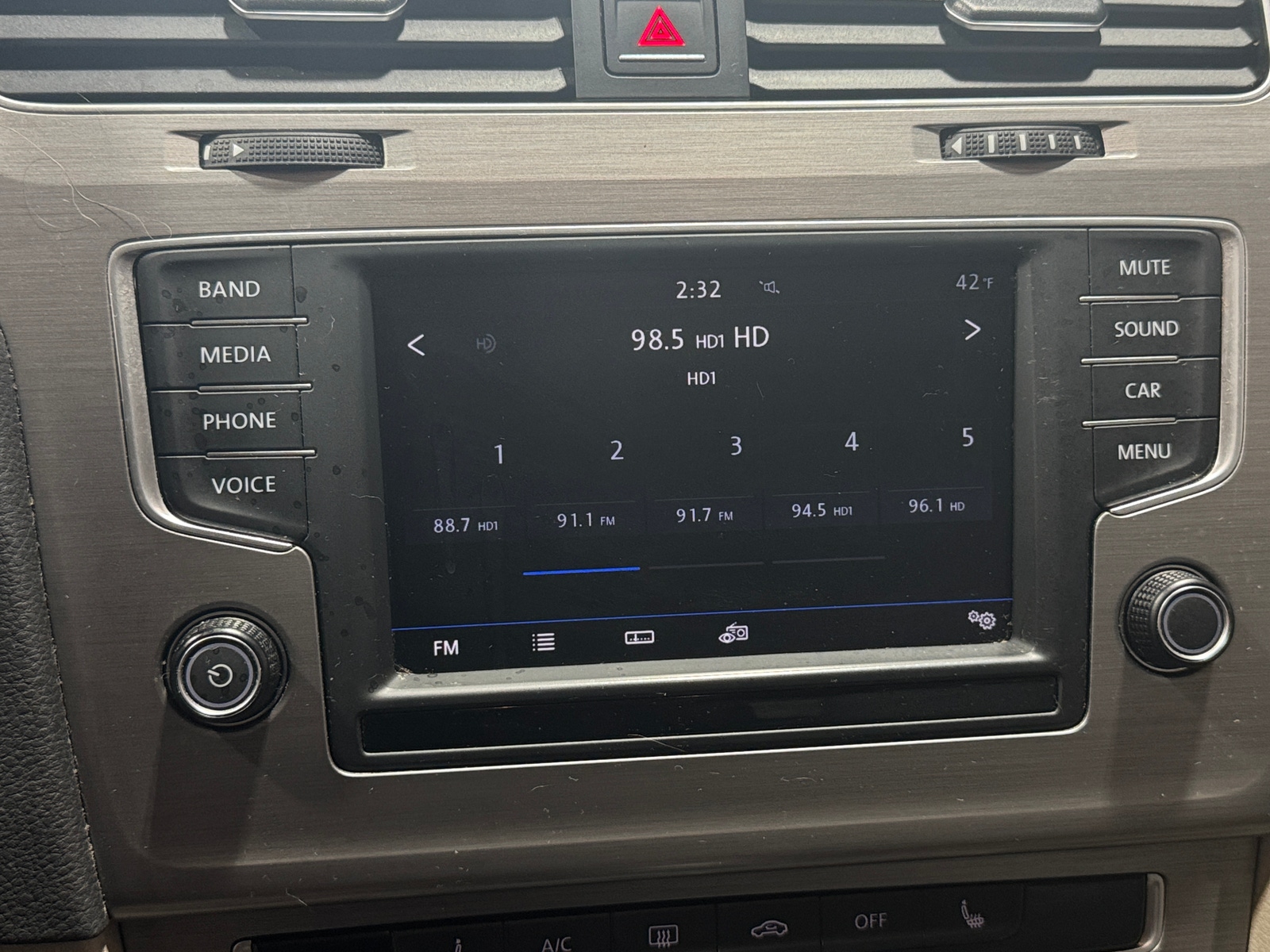 Thumbnail: 2017 Volkswagen e-Golf - 4