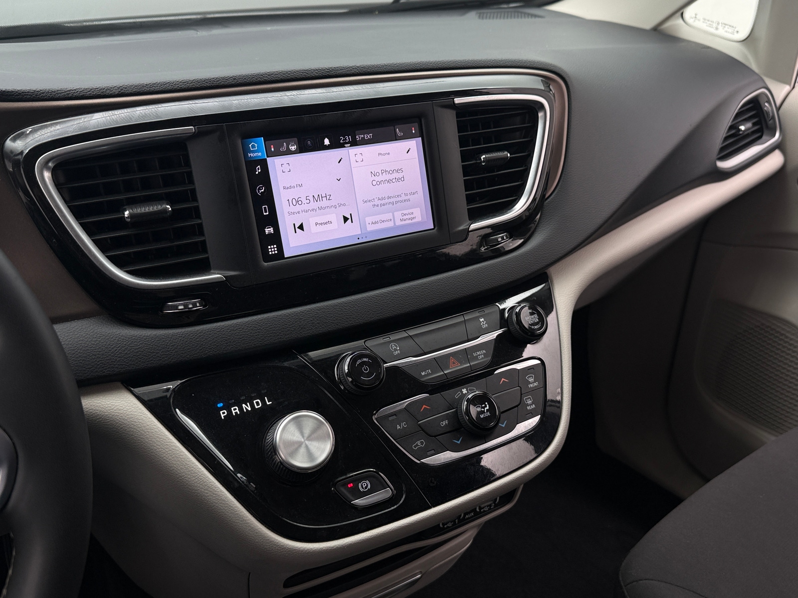 Thumbnail: 2023 Chrysler Voyager - 4