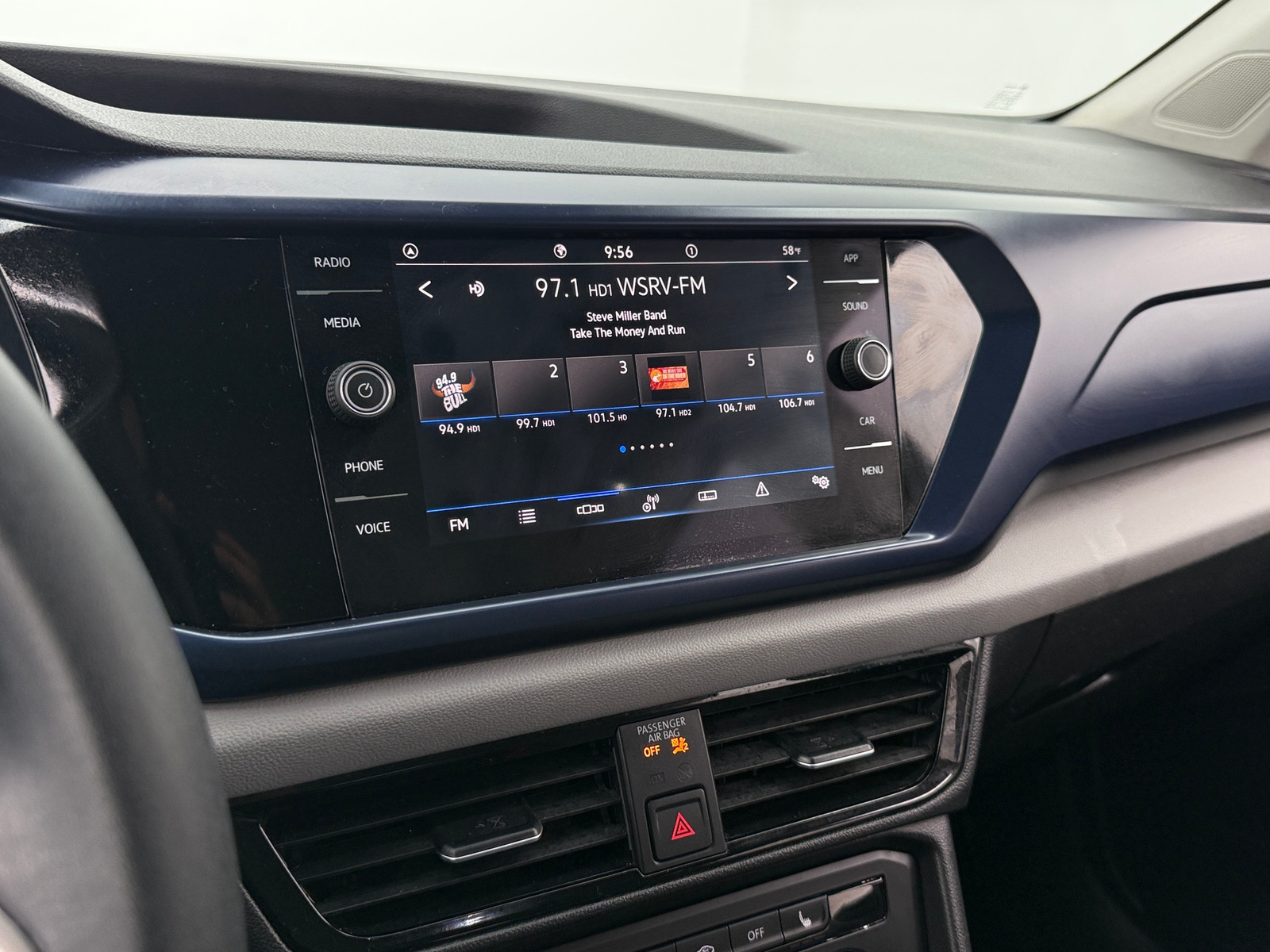 Thumbnail: 2022 Volkswagen Taos - 4