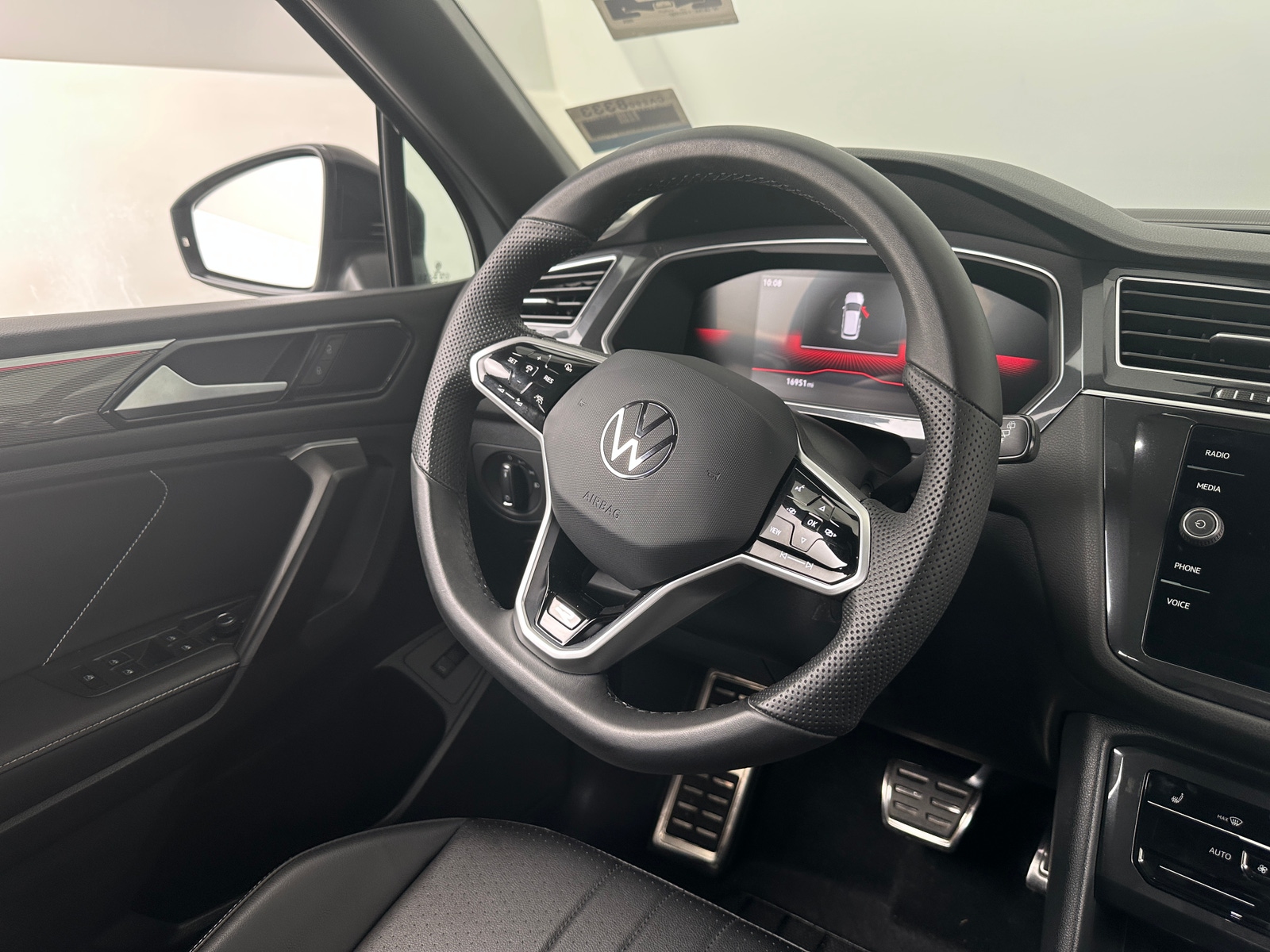 Thumbnail: 2024 Volkswagen Tiguan - 4