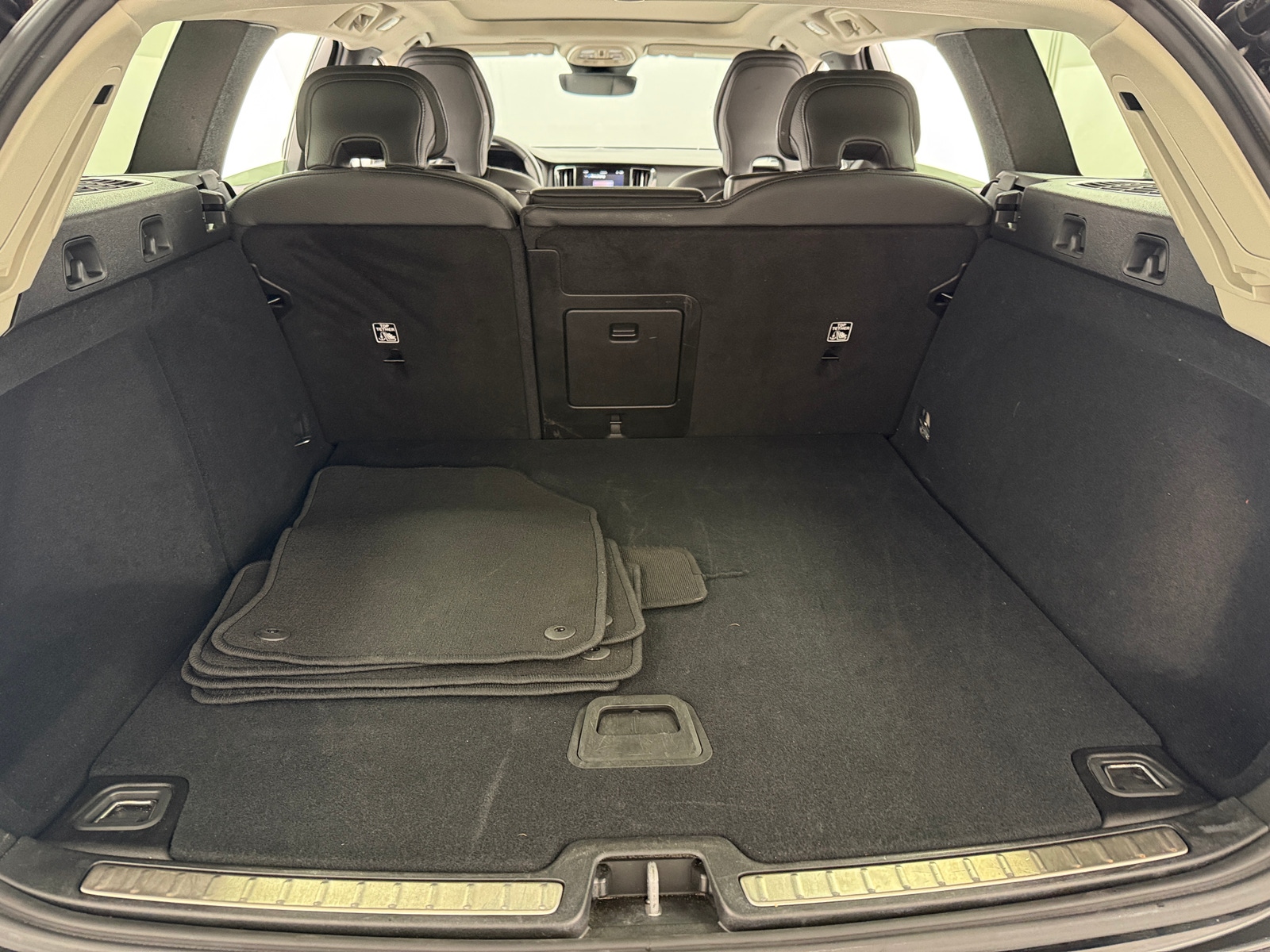 Thumbnail: 2025 Volvo V60 - 6