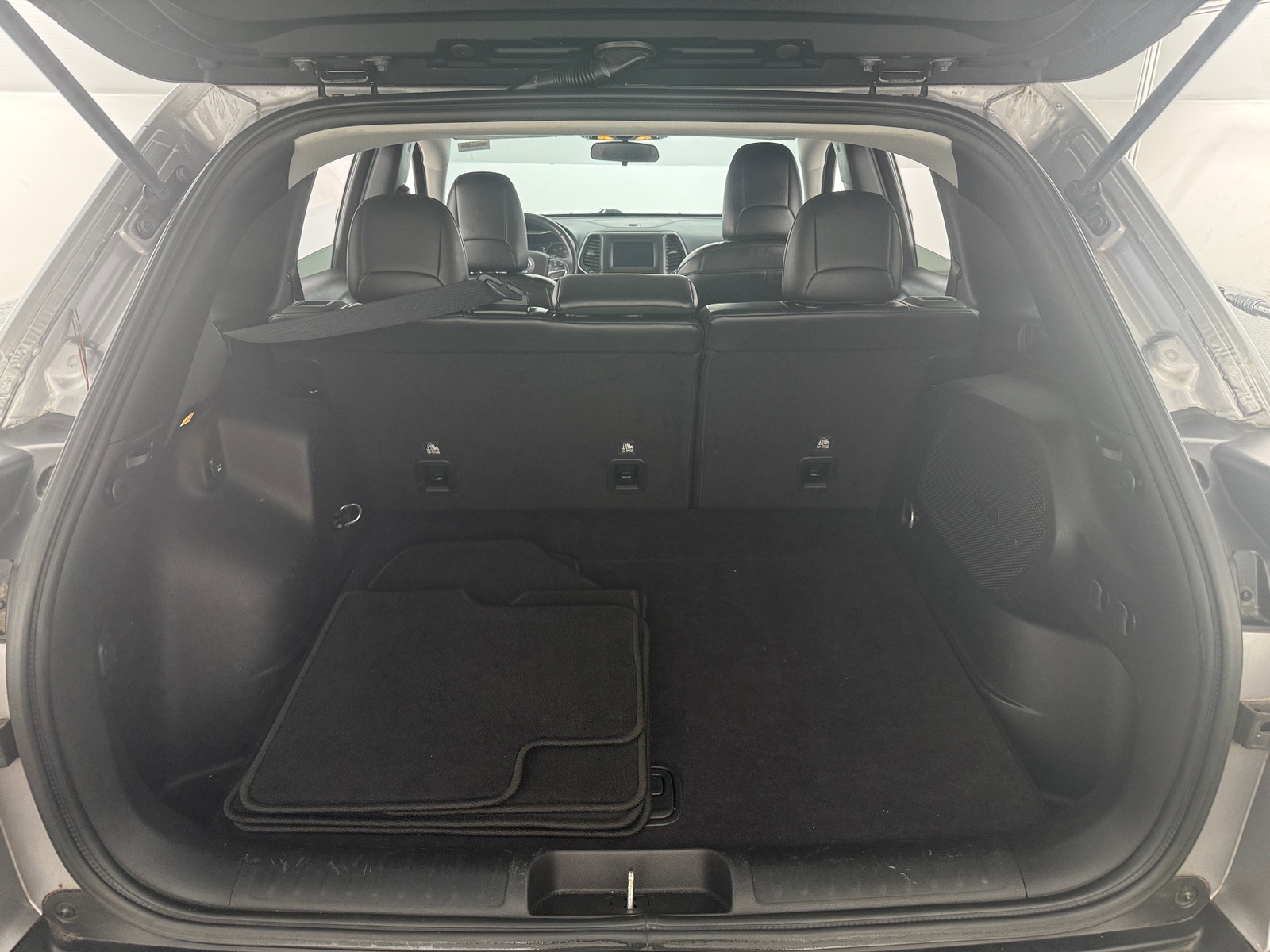 Thumbnail: 2019 Jeep Cherokee - 7