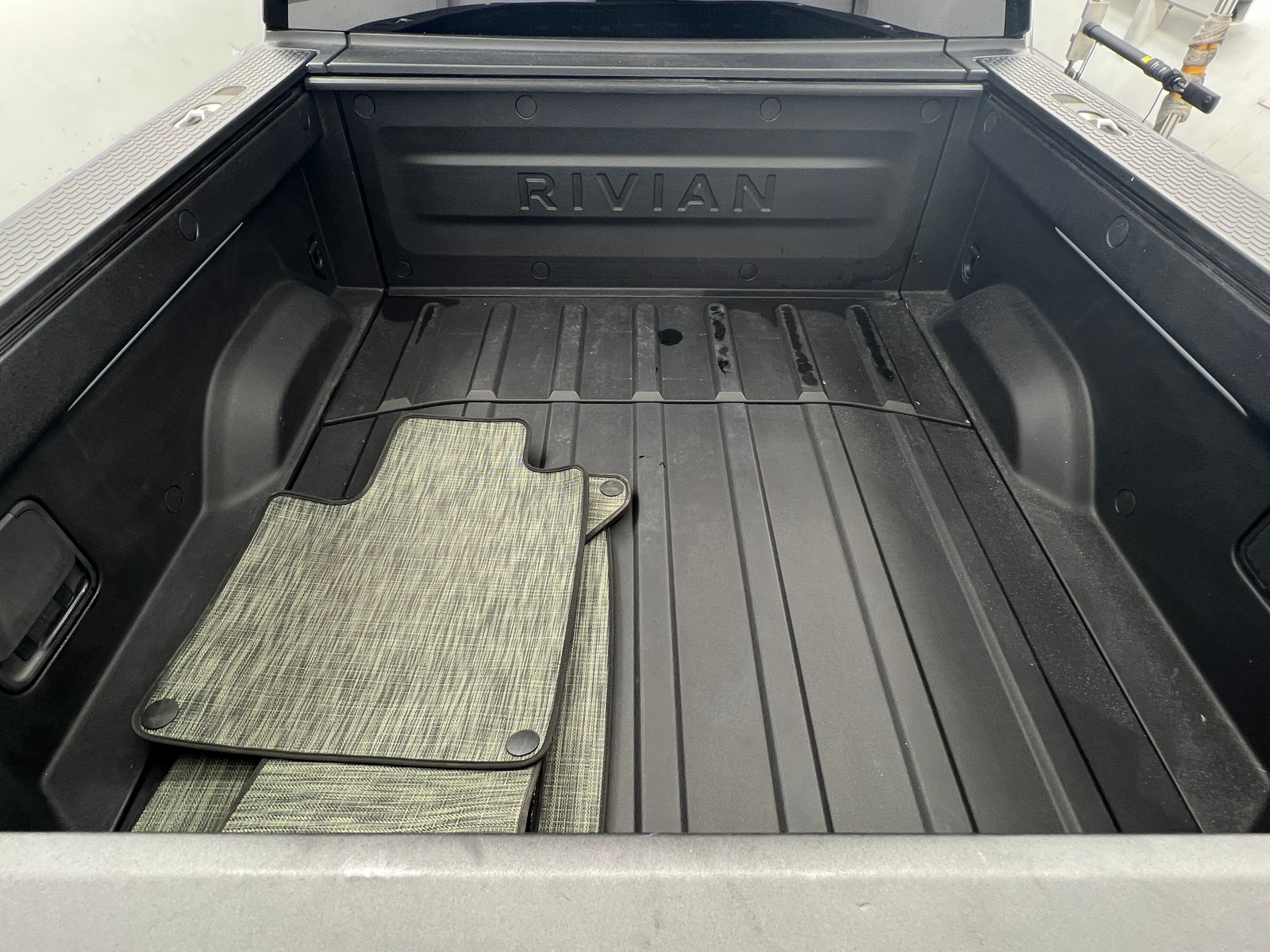 Thumbnail: 2022 Rivian R1T - 6