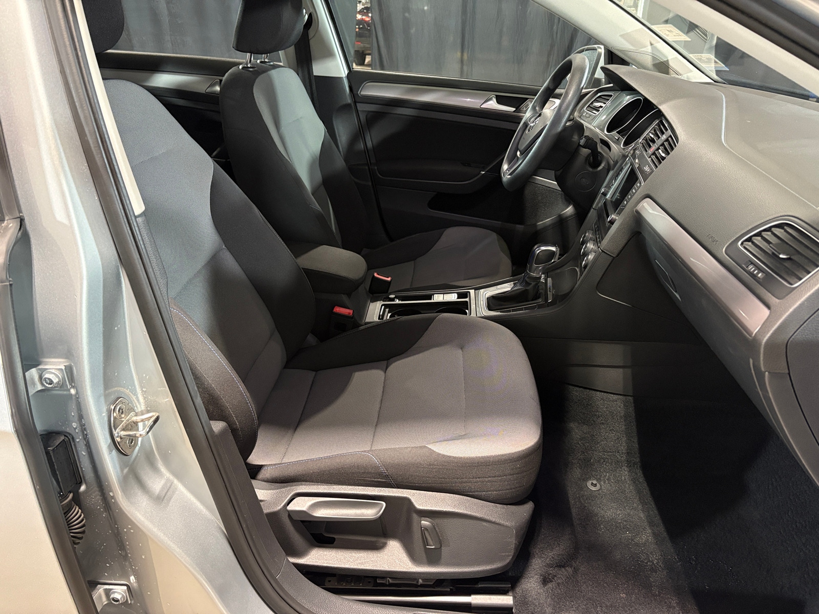 Thumbnail: 2016 Volkswagen e-Golf - 2