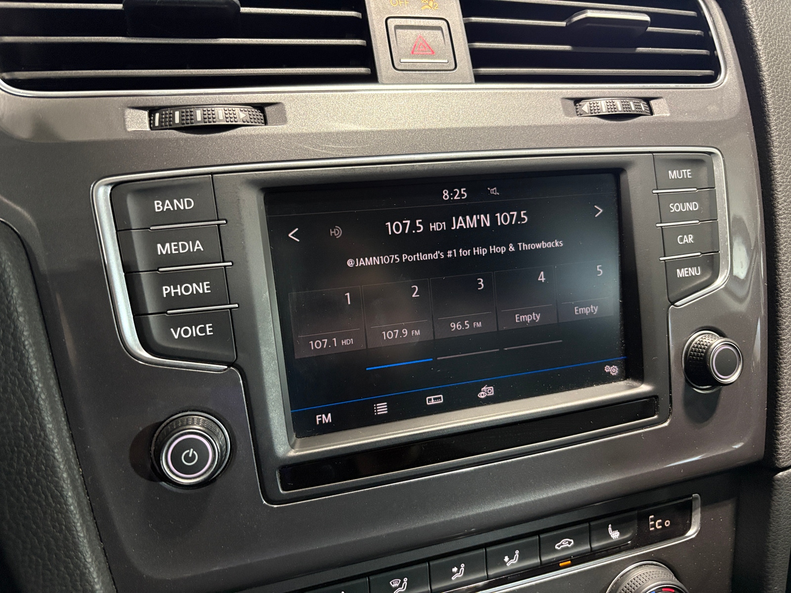 Thumbnail: 2016 Volkswagen e-Golf - 4