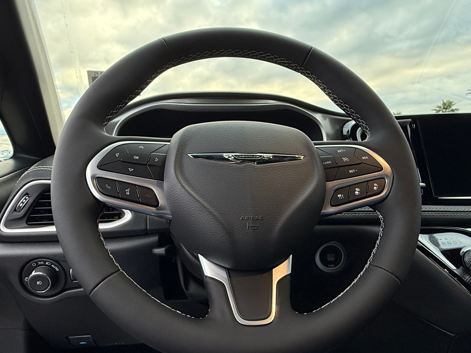 Thumbnail: 2026 Chrysler Pacifica - 4