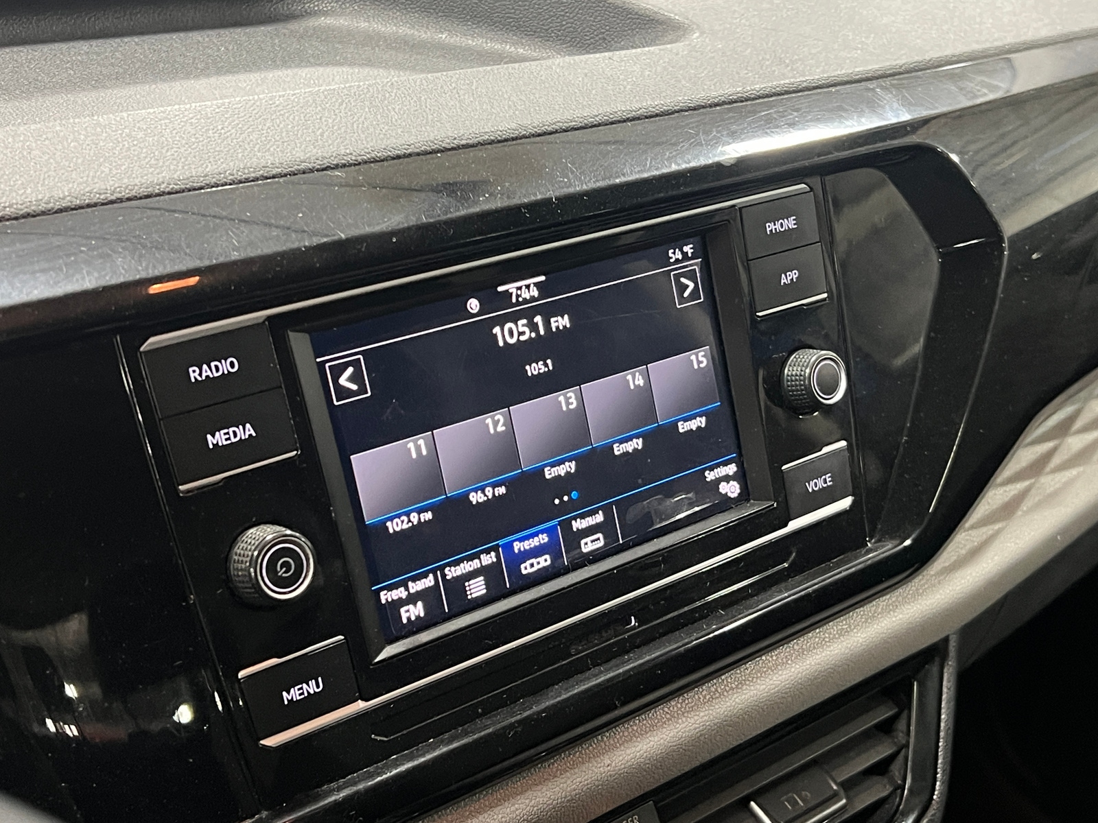 Thumbnail: 2023 Volkswagen Taos - 4