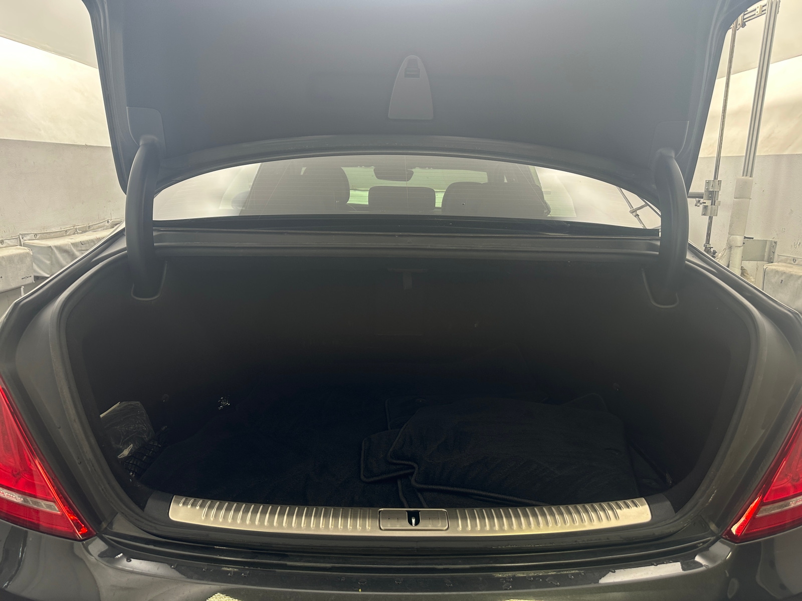 Thumbnail: 2017 Genesis G90 - 6