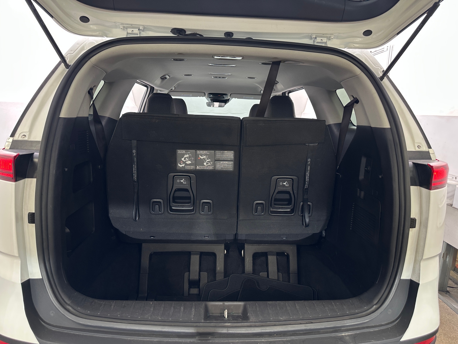 Thumbnail: 2023 Kia Carnival - 7