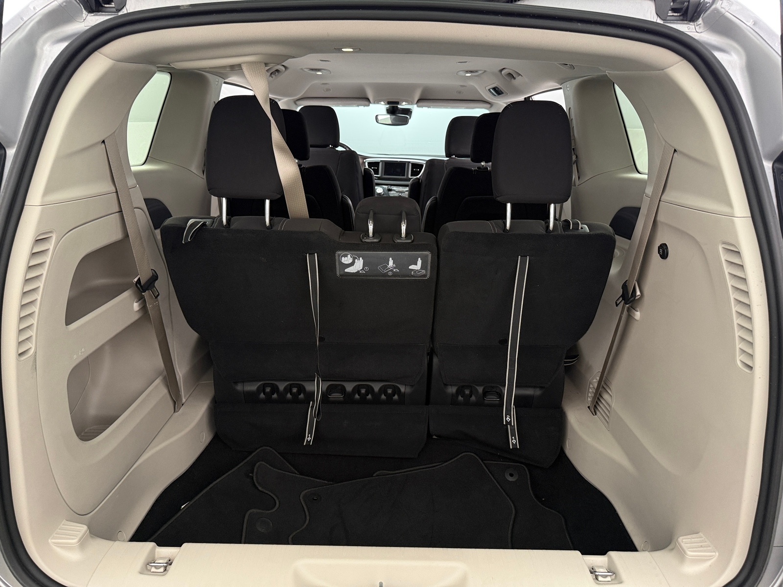 Thumbnail: 2021 Chrysler Voyager - 7