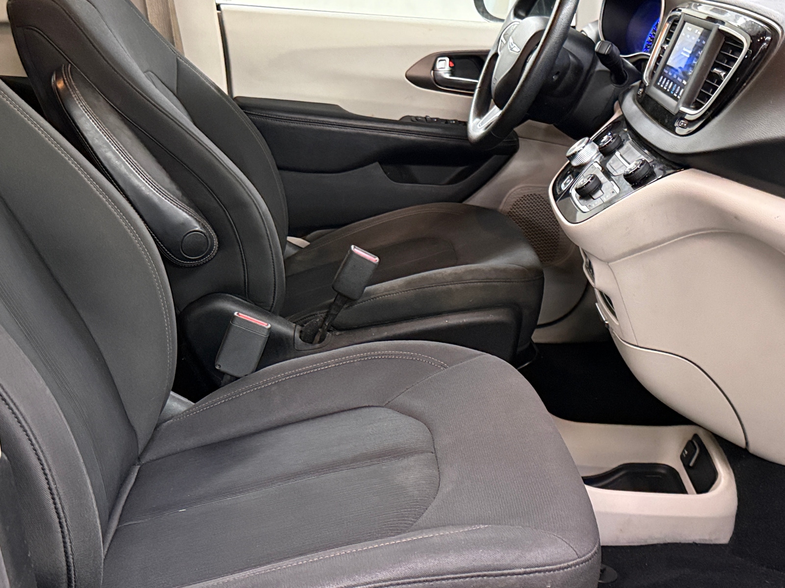 Thumbnail: 2019 Chrysler Pacifica - 2