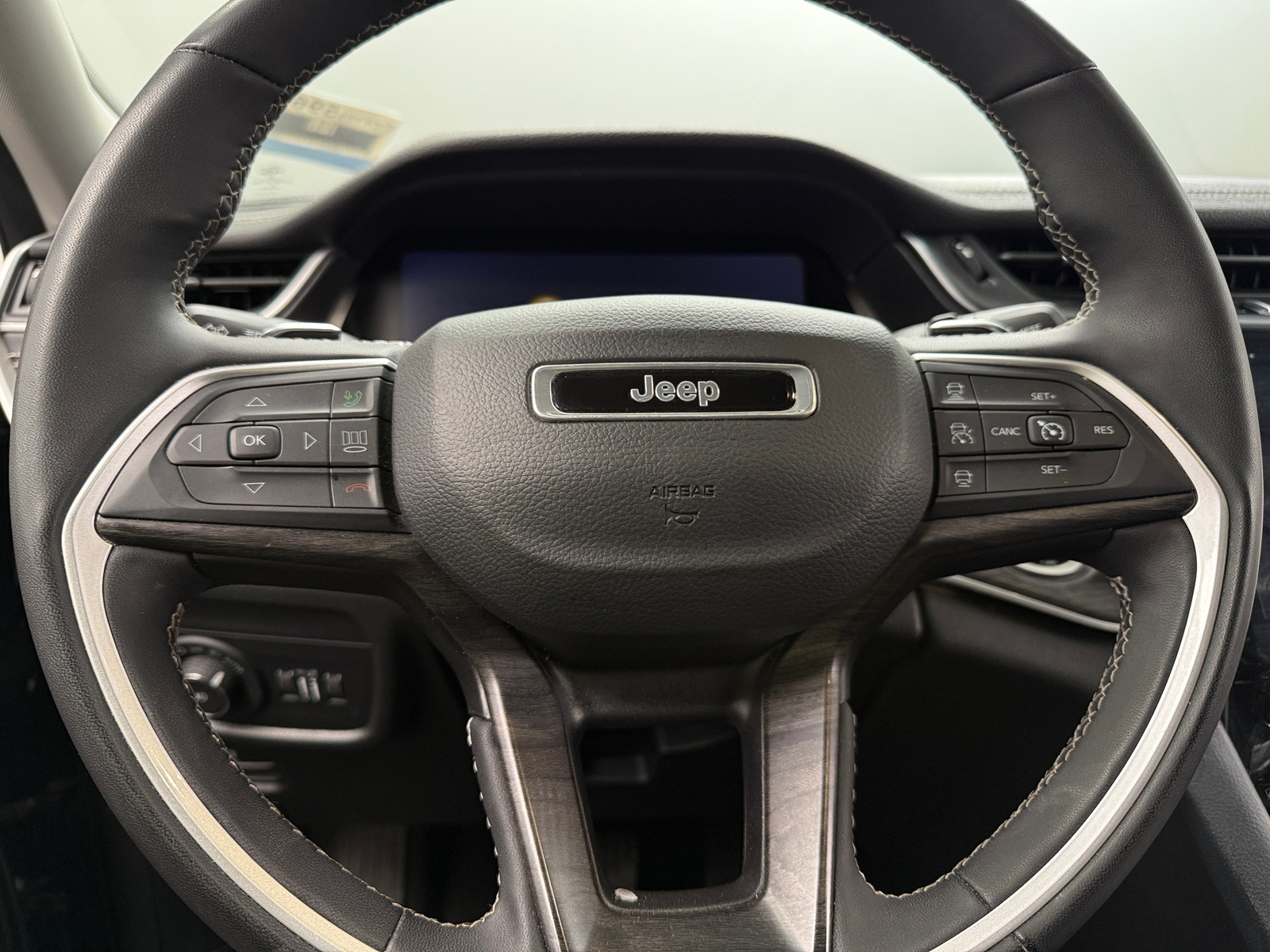 Thumbnail: 2023 Jeep Grand Cherokee L - 4