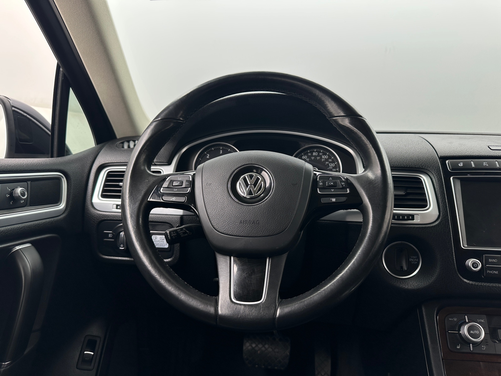 Thumbnail: 2016 Volkswagen Touareg - 5