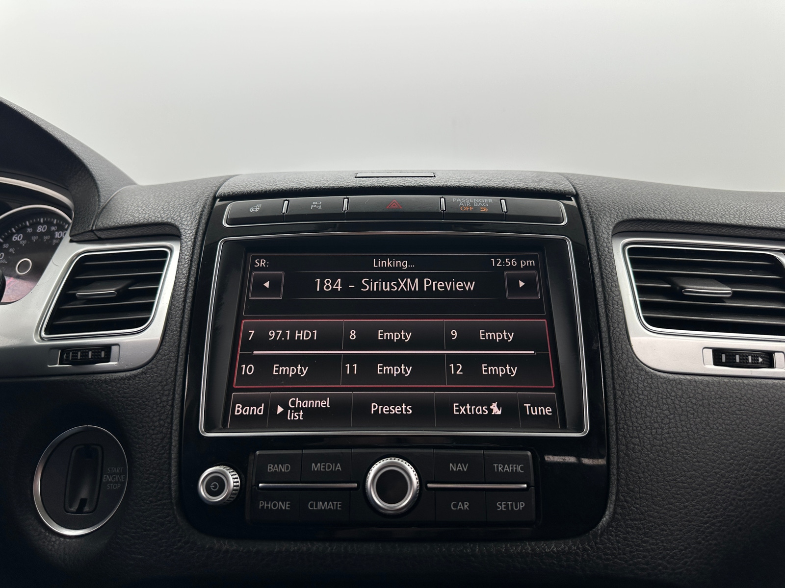 Thumbnail: 2016 Volkswagen Touareg - 4