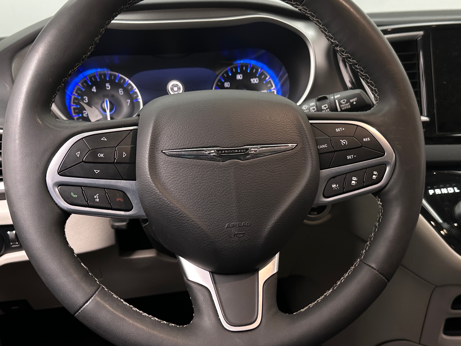 Thumbnail: 2023 Chrysler Pacifica - 4