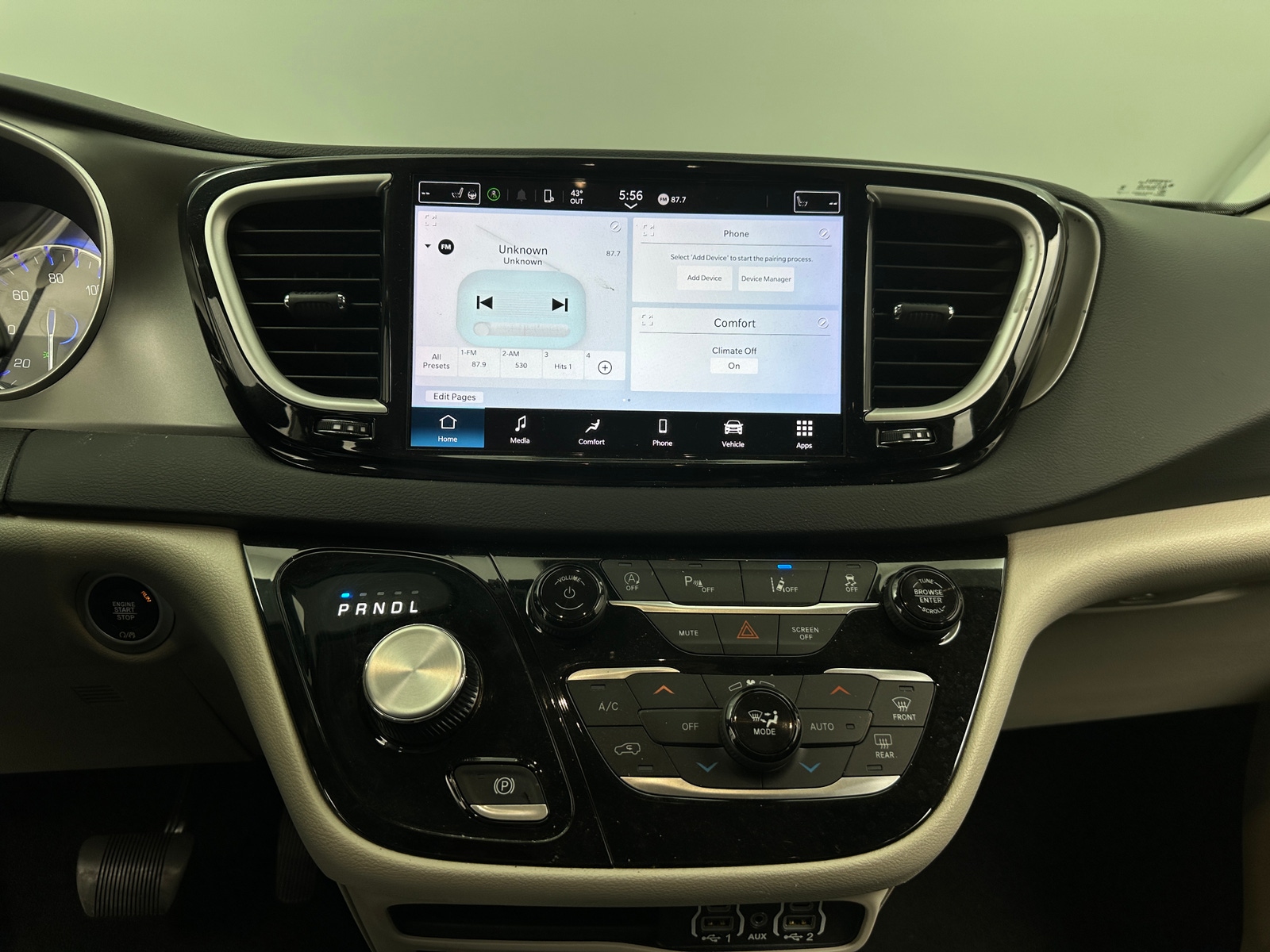 Thumbnail: 2023 Chrysler Pacifica - 3