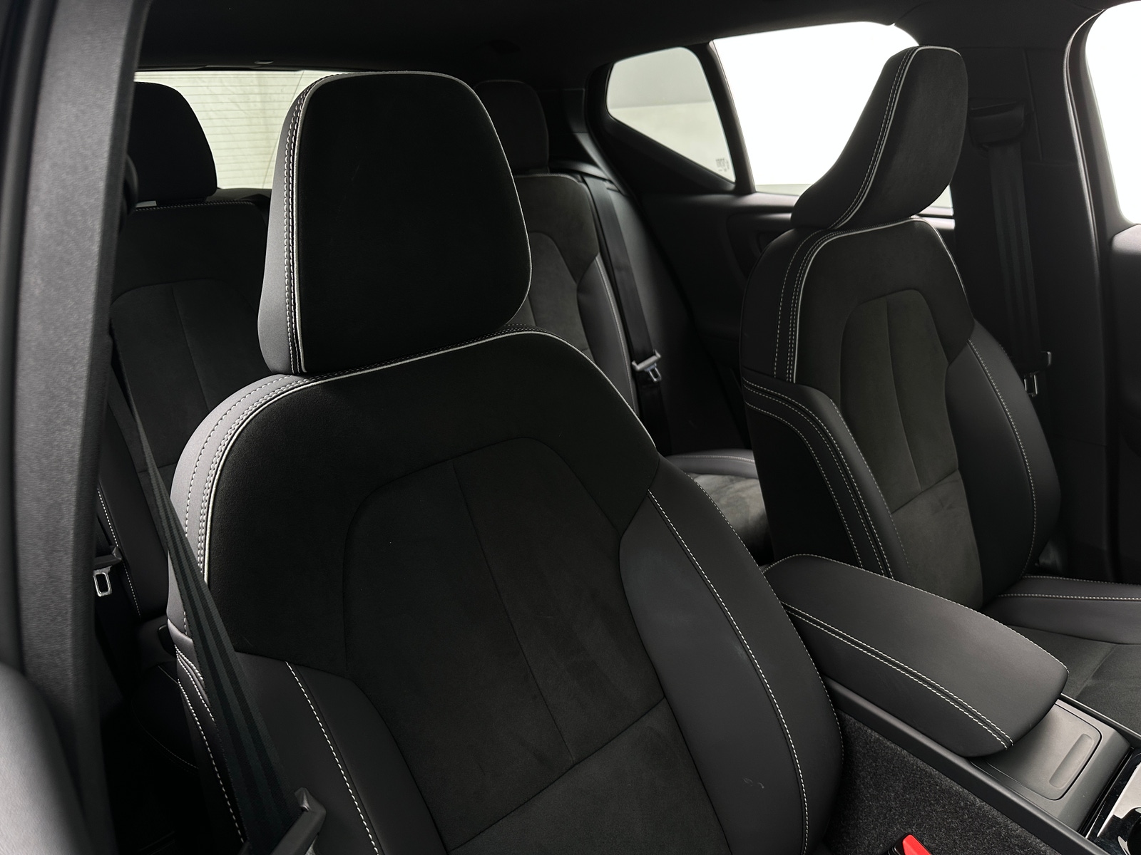 Thumbnail: 2025 Volvo XC40 - 2