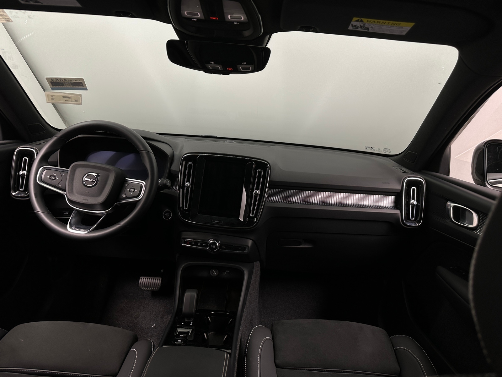 Thumbnail: 2025 Volvo XC40 - 3