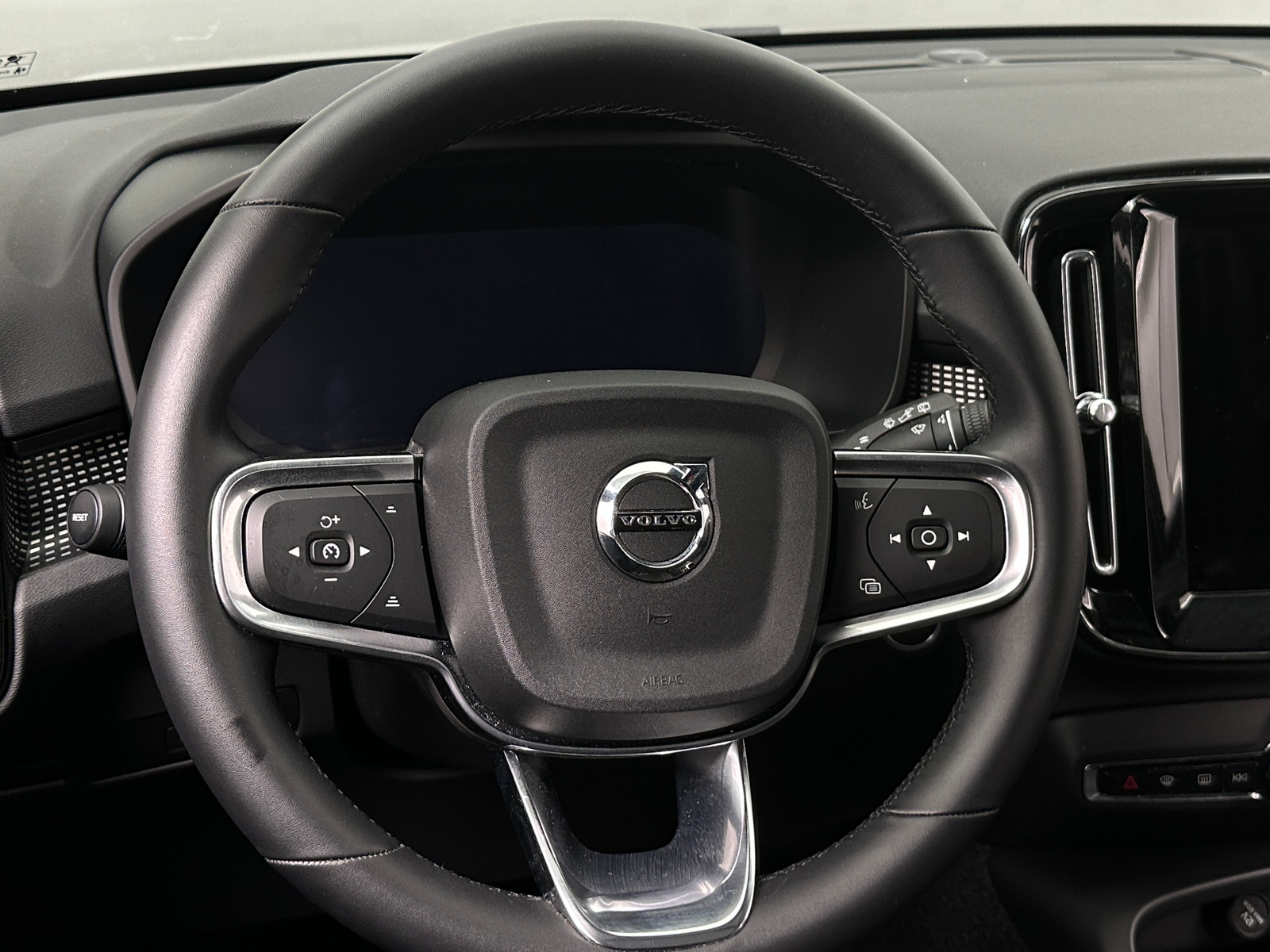 Thumbnail: 2025 Volvo XC40 - 5