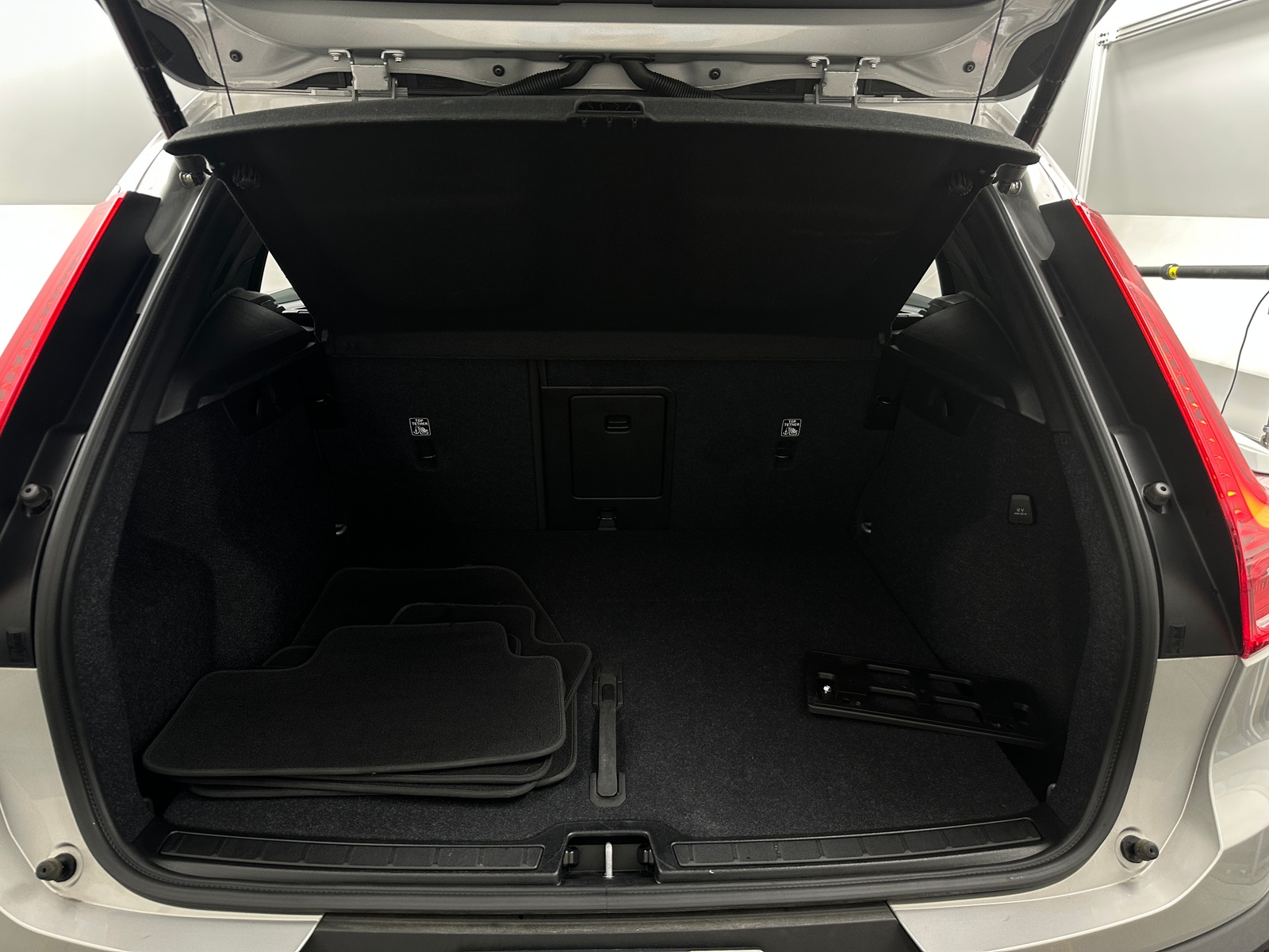 Thumbnail: 2025 Volvo XC40 - 7