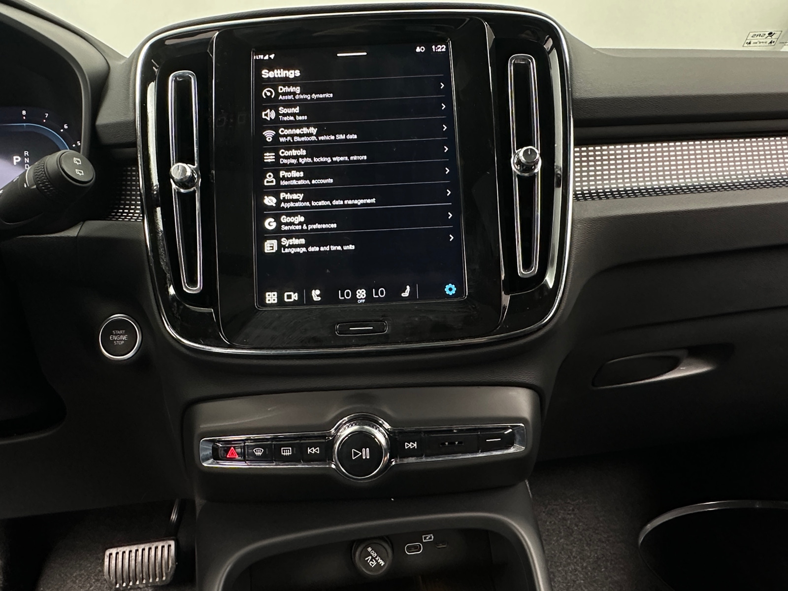 Thumbnail: 2025 Volvo XC40 - 4