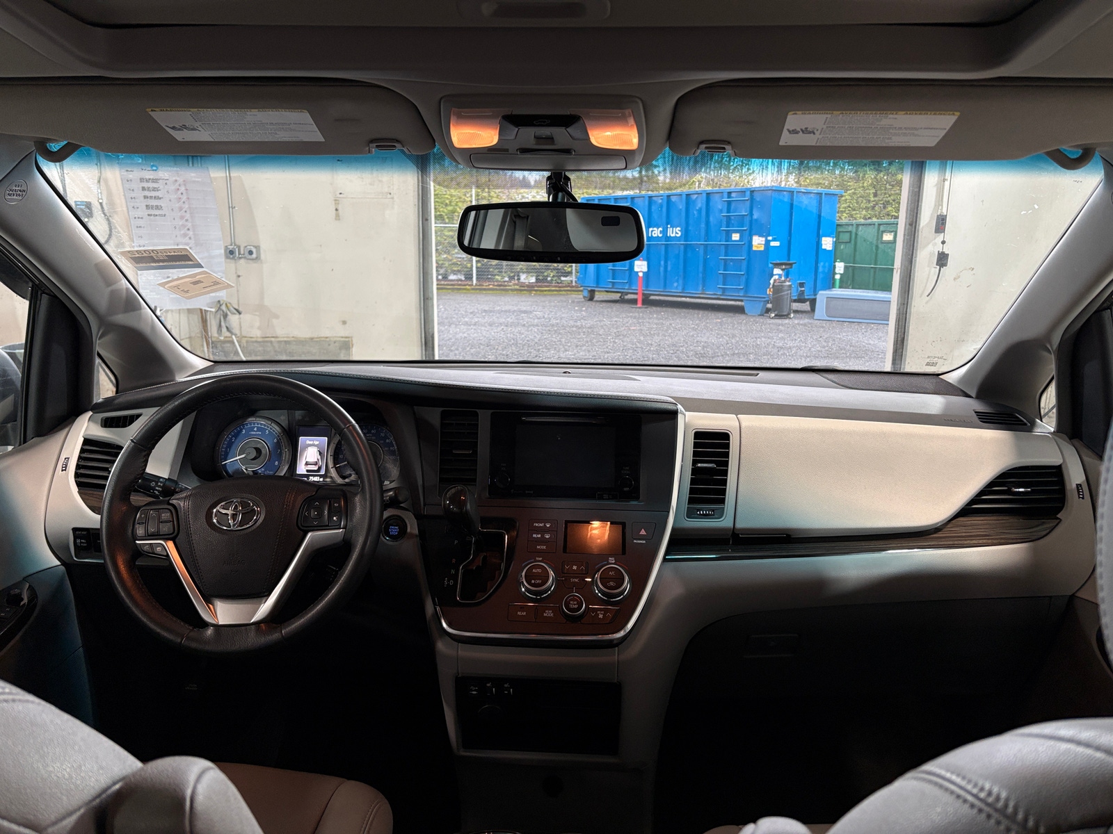 Thumbnail: 2017 Toyota Sienna - 2