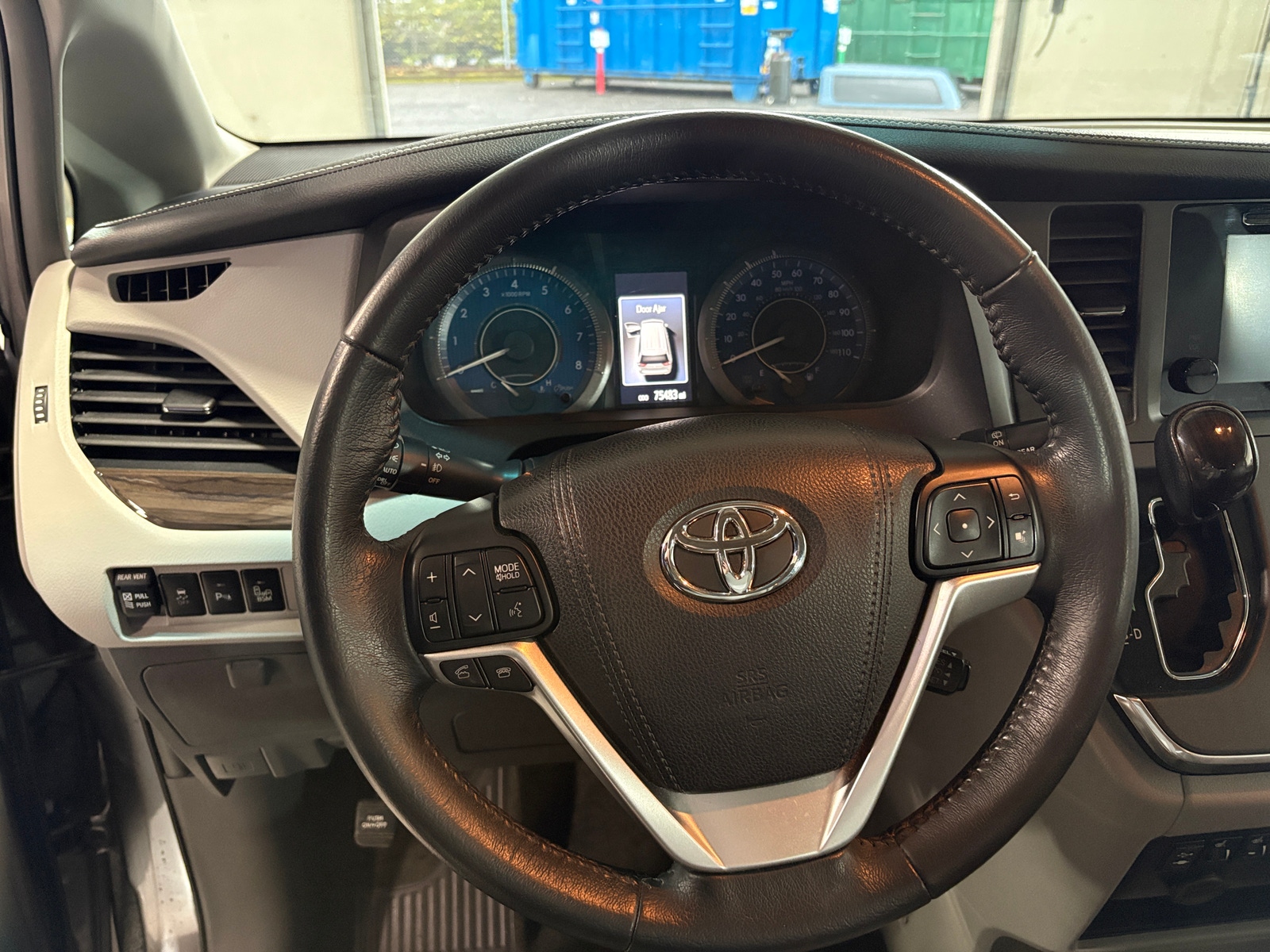 Thumbnail: 2017 Toyota Sienna - 4