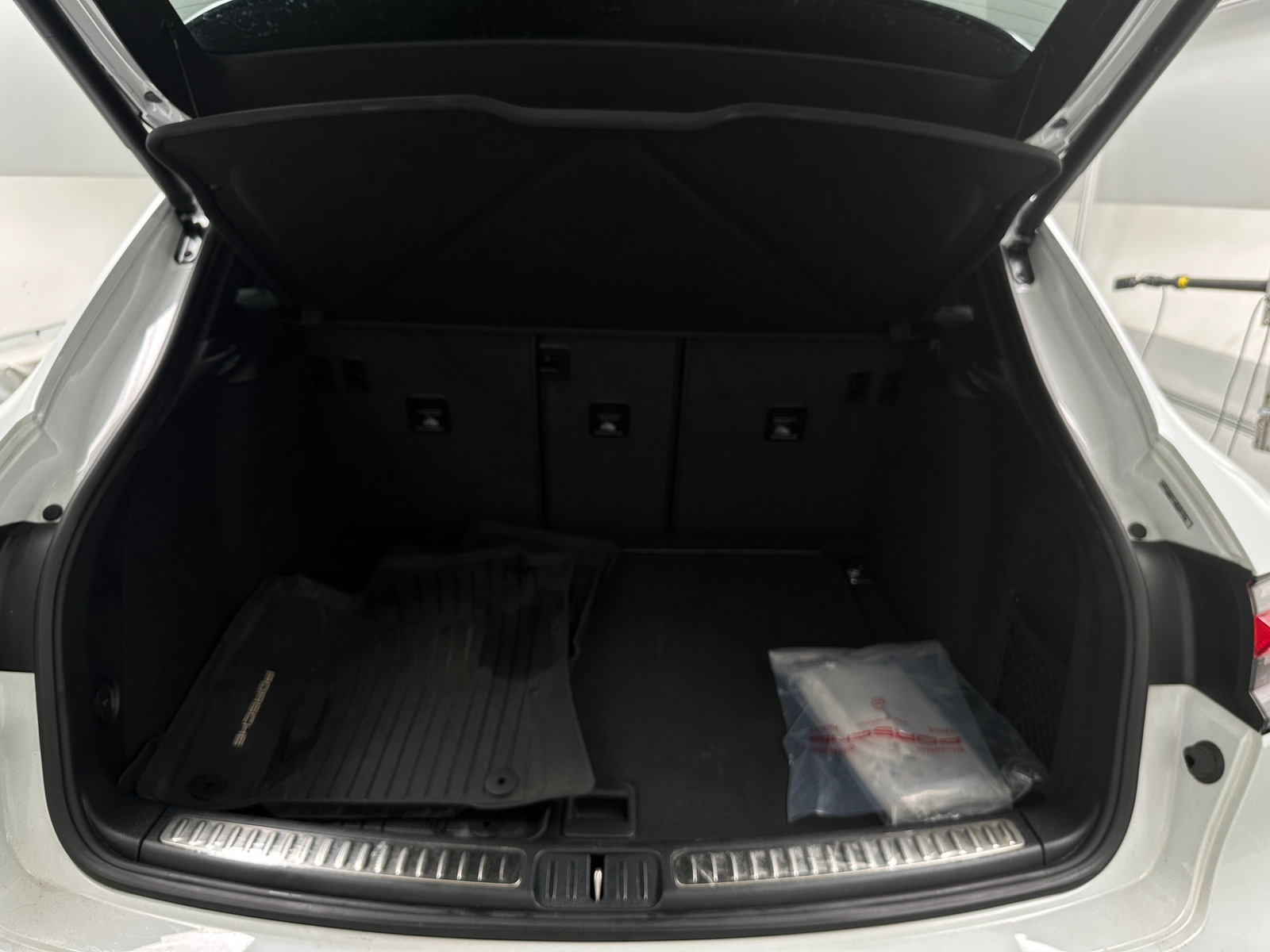 Thumbnail: 2023 Porsche Macan - 6