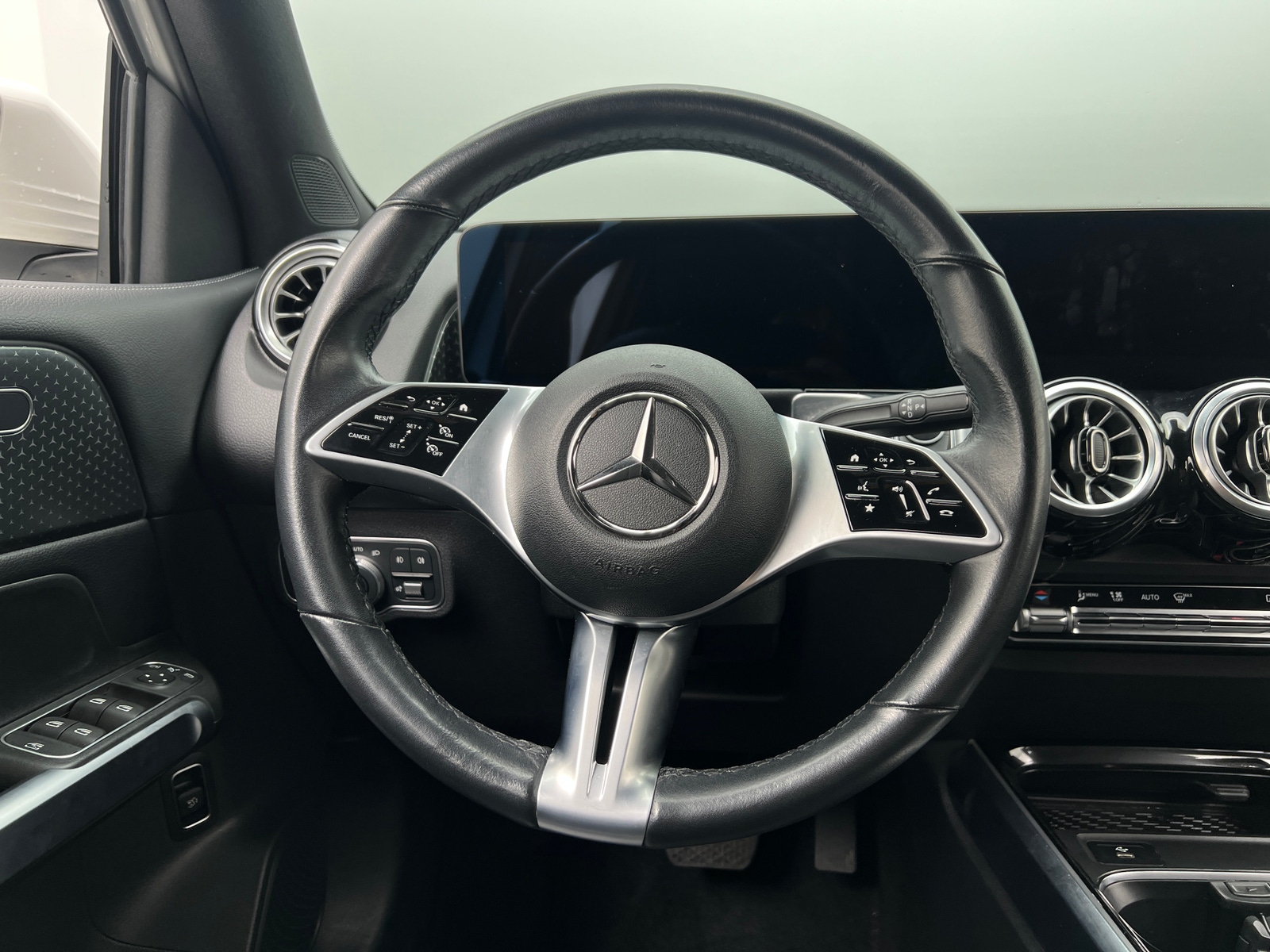 Thumbnail: 2024 Mercedes-Benz GLB - 4